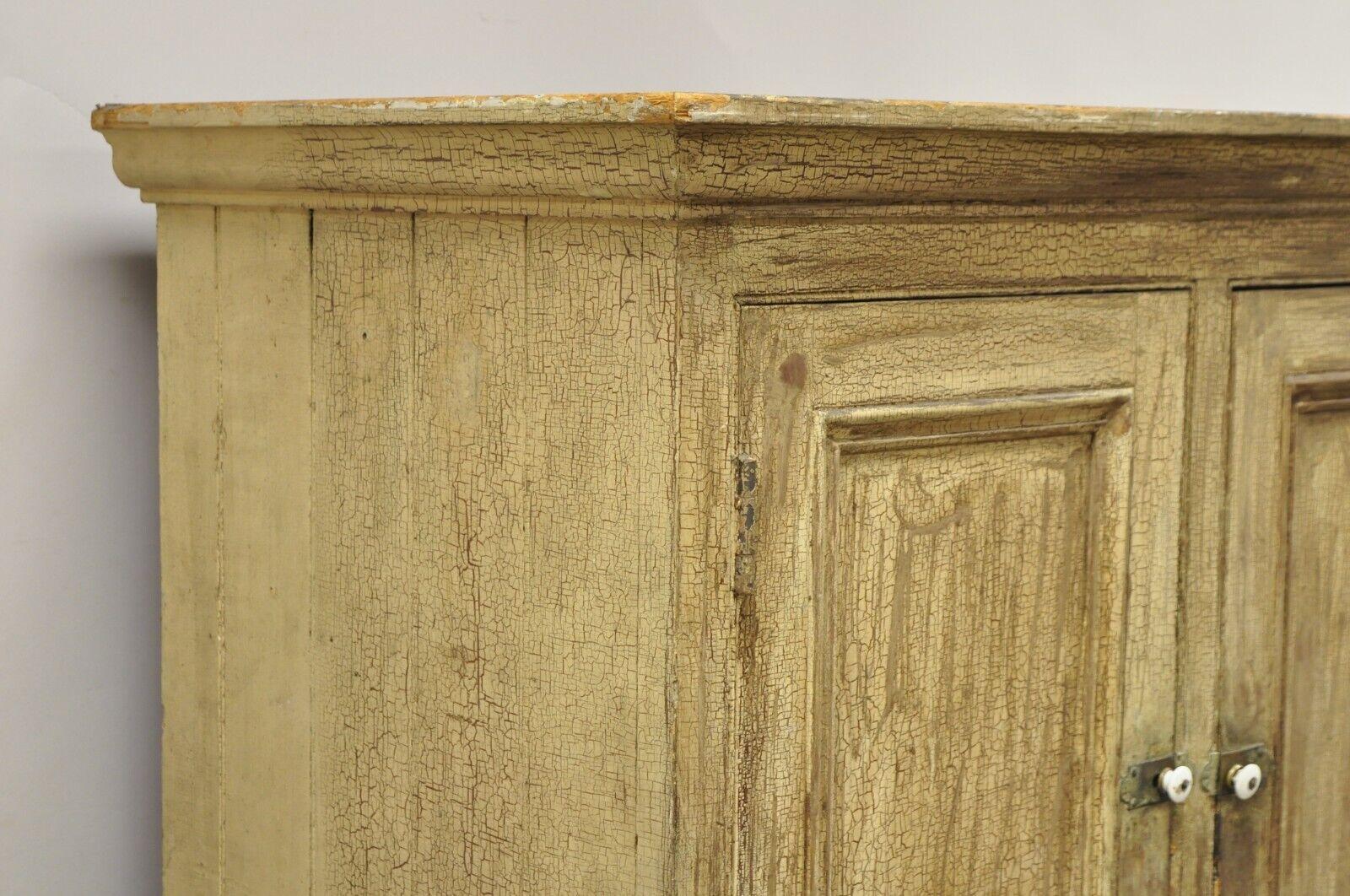 XIXe siècle Ancienne armoire de rangement de style primitif français beige vieilli peinte en vente
