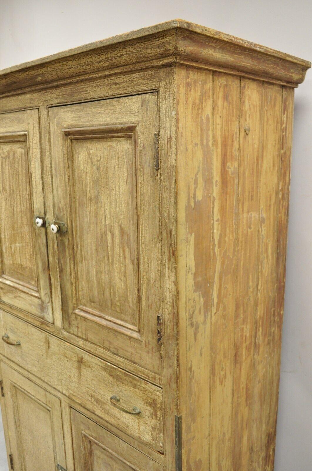 Bois Ancienne armoire de rangement de style primitif français beige vieilli peinte en vente