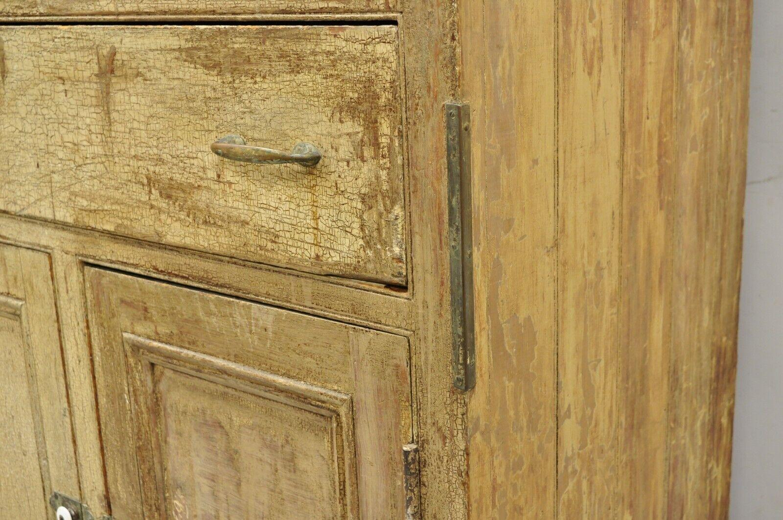 Ancienne armoire de rangement de style primitif français beige vieilli peinte en vente 1