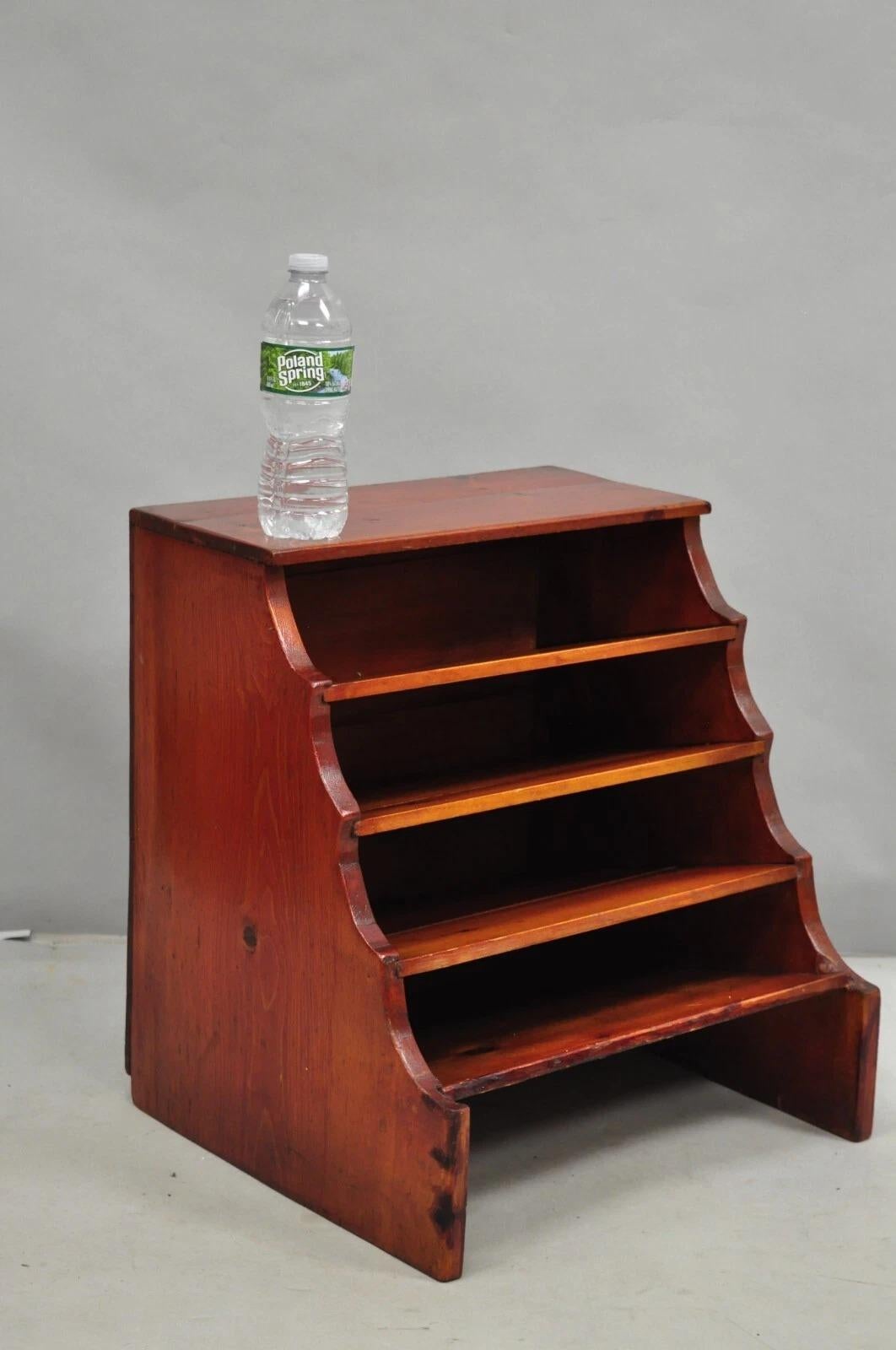Antique French Country Primitive Pine Wood Farmhouse Magazine Rack Book Stand. Circa alla fine del XIX secolo. Misure: 19