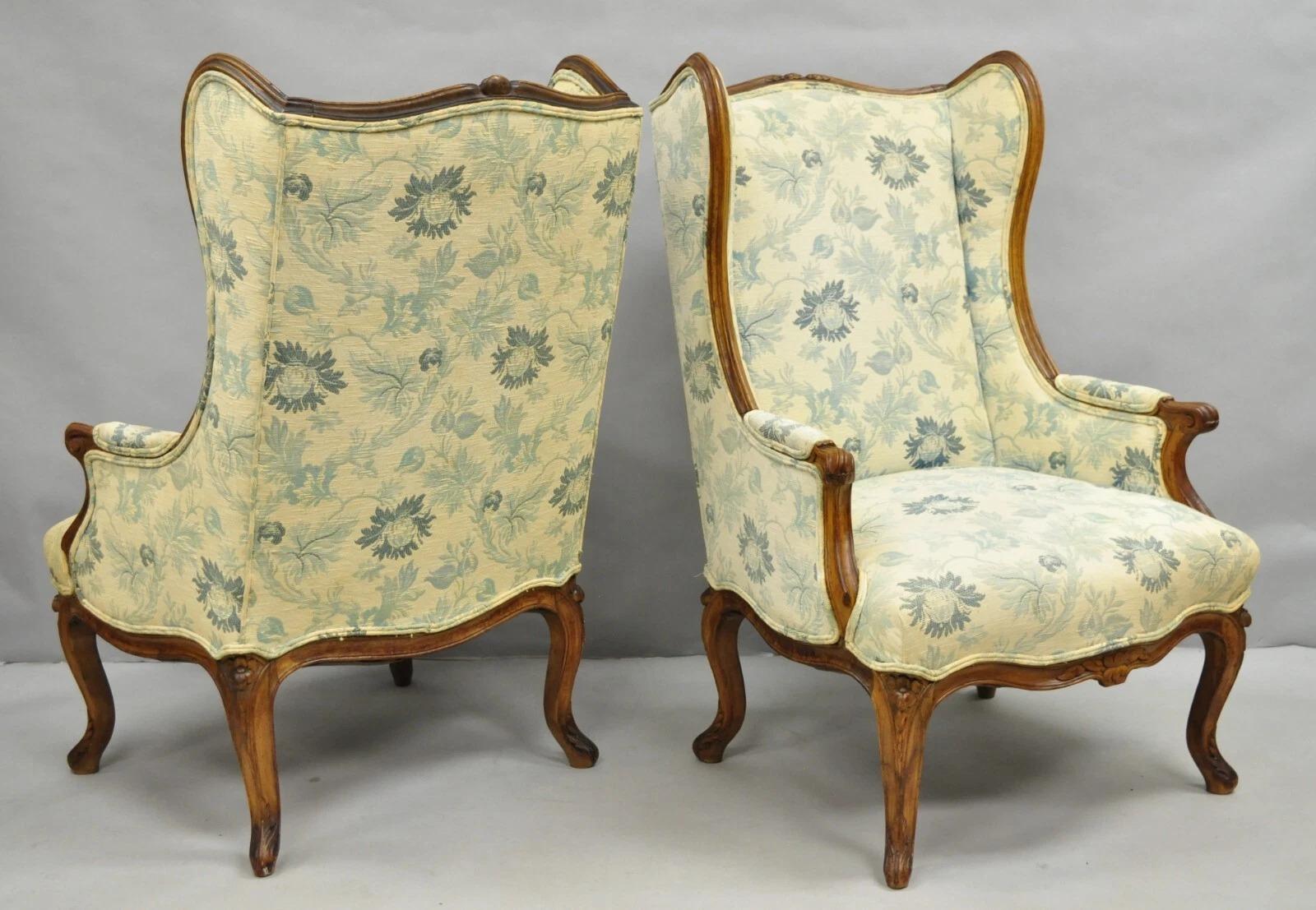 Antique French Country Provincial Wingback Lounge Lounge Chairs - a Pair. Les objets présentent de superbes accents floraux sculptés, des dos galbés et ailés, une construction à broches de qualité, une très belle paire d'objets anciens. Circa Early