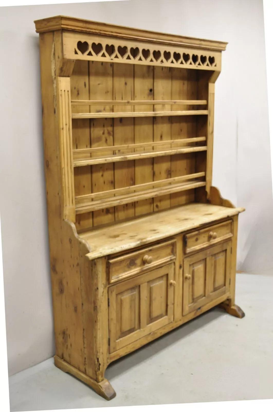 Antike Französisch Land Provincial Kiefer Holz Schritt zurück Schrank China Cabinet. Der Artikel ist aus massivem Kiefernholz gefertigt, hat 2 Schubladen über 2 Türen, geschnitzte 