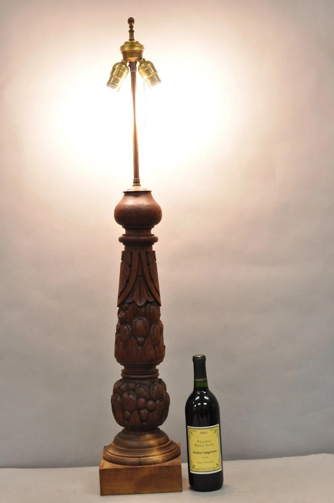 Lampada da tavolo a balaustro in legno di Oak Oak, Antique French Country Reclaimed Fruit Harvest Carved Carved Wood. Circa alla fine del XIX secolo. Misure: 41