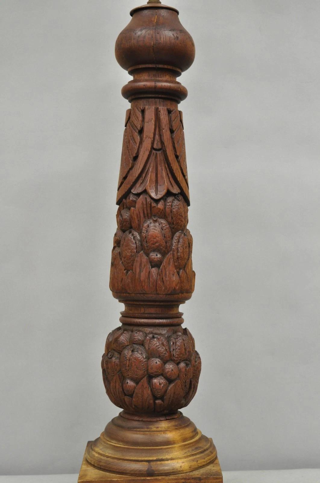 Altro Lampada da tavolo a balaustro in legno di quercia intagliato di Antique French Country Reclaimed Harvest. in vendita