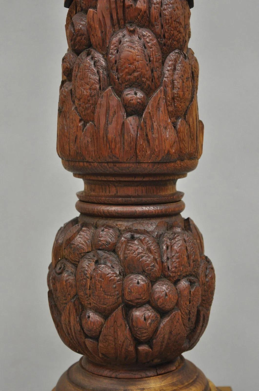 Lampada da tavolo a balaustro in legno di quercia intagliato di Antique French Country Reclaimed Harvest. In condizioni buone in vendita a Philadelphia, PA