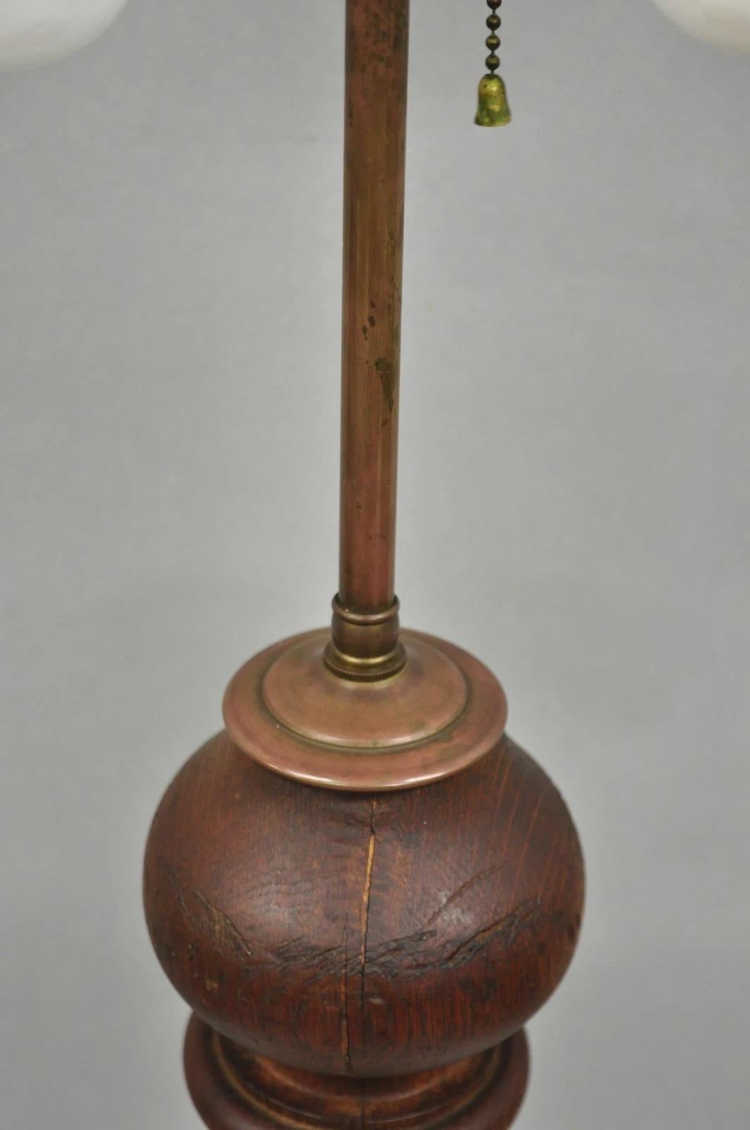 Quercia Lampada da tavolo a balaustro in legno di quercia intagliato di Antique French Country Reclaimed Harvest. in vendita