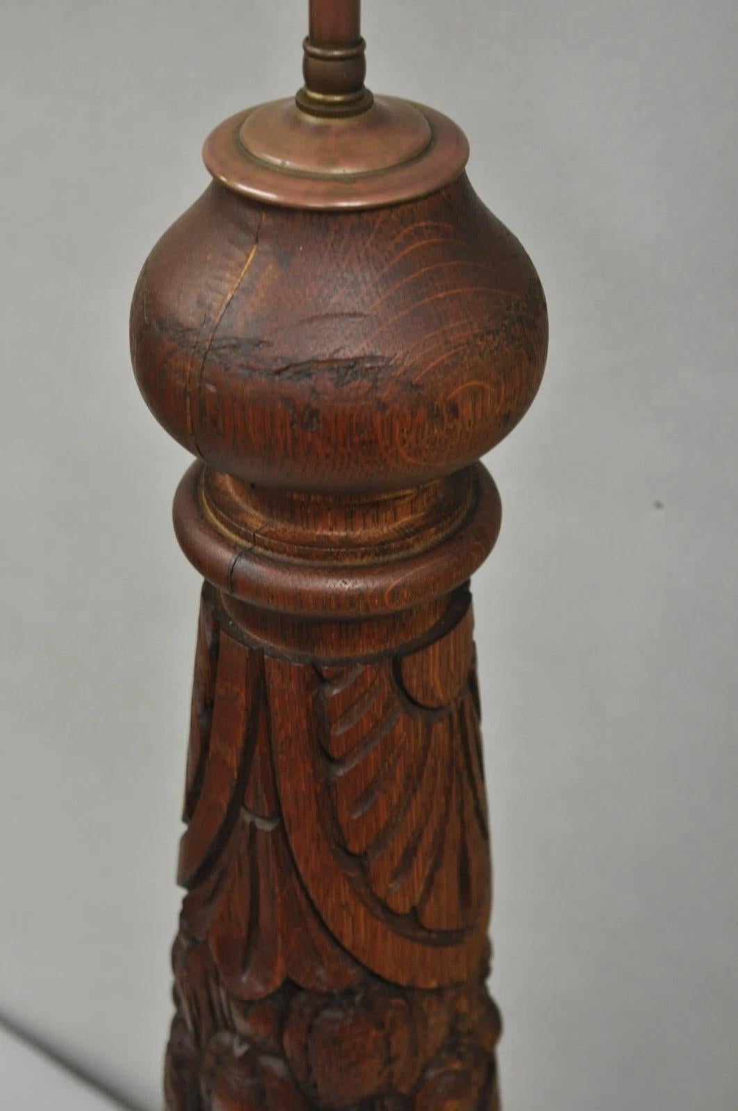 Lampada da tavolo a balaustro in legno di quercia intagliato di Antique French Country Reclaimed Harvest. in vendita 1