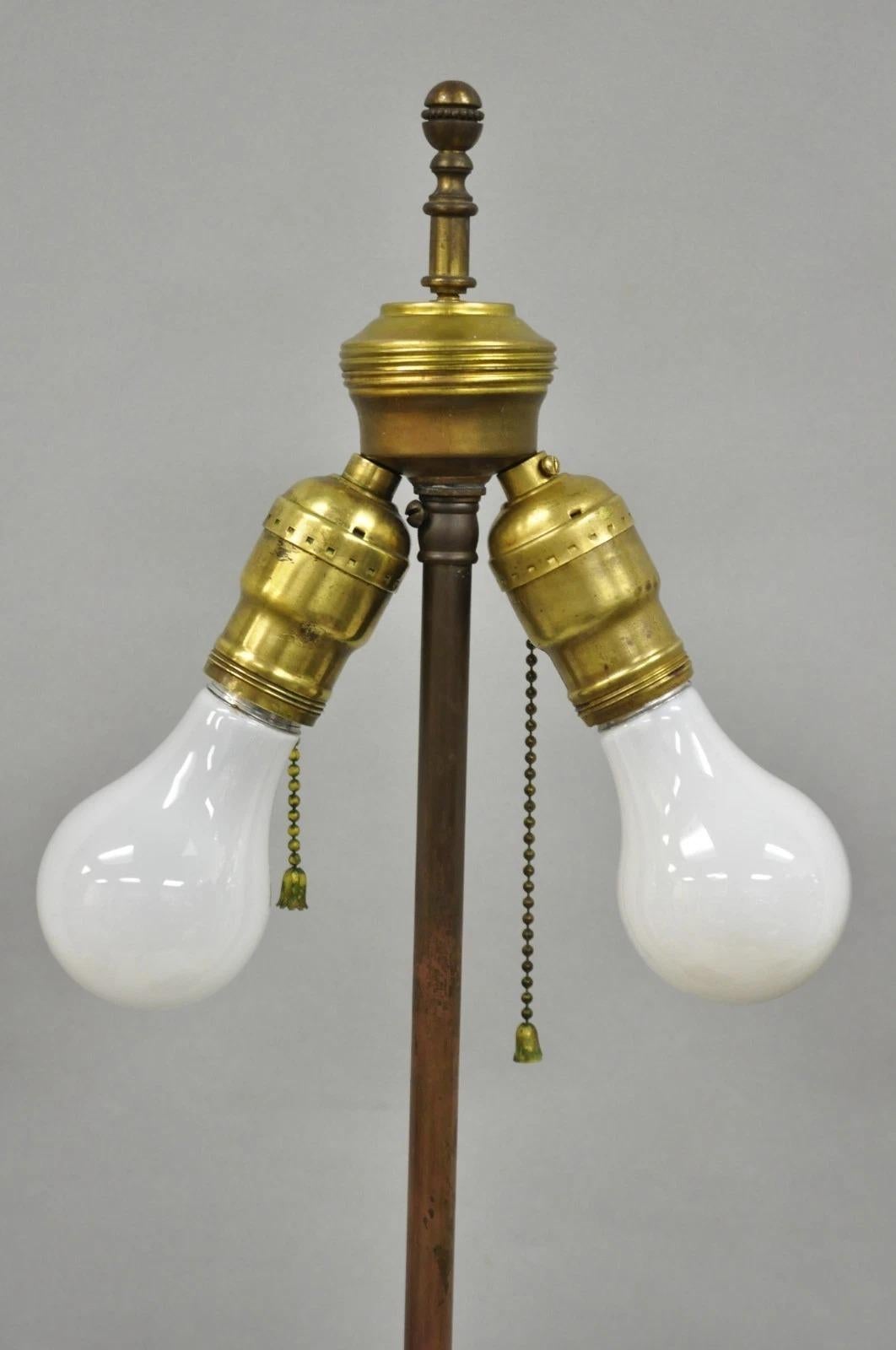 Lampada da tavolo a balaustro in legno di quercia intagliato di Antique French Country Reclaimed Harvest. in vendita 2