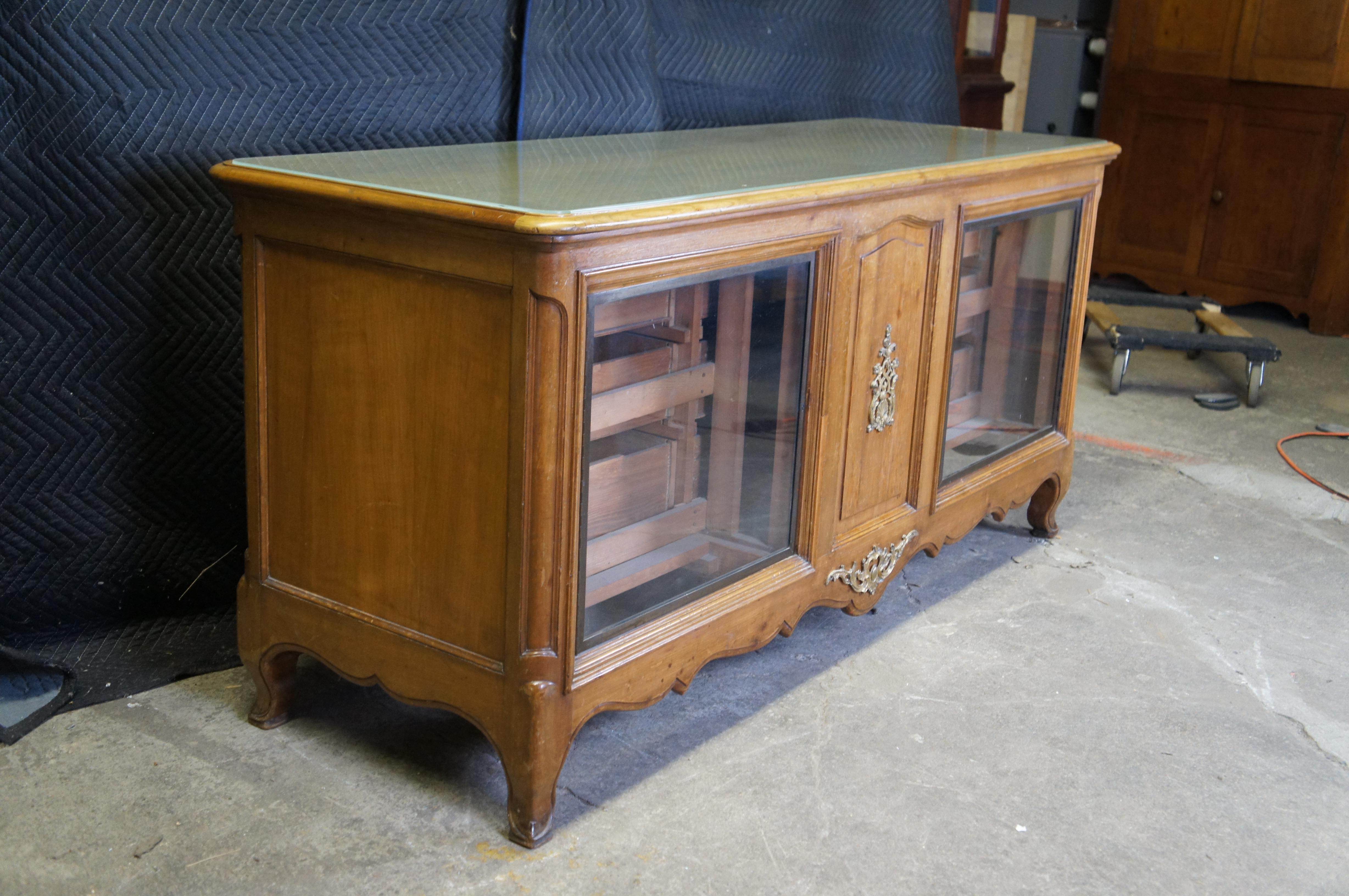 Antiquité - Pays Français Noyer Magasin Général Curio Vitrine Display Dresser en vente 6