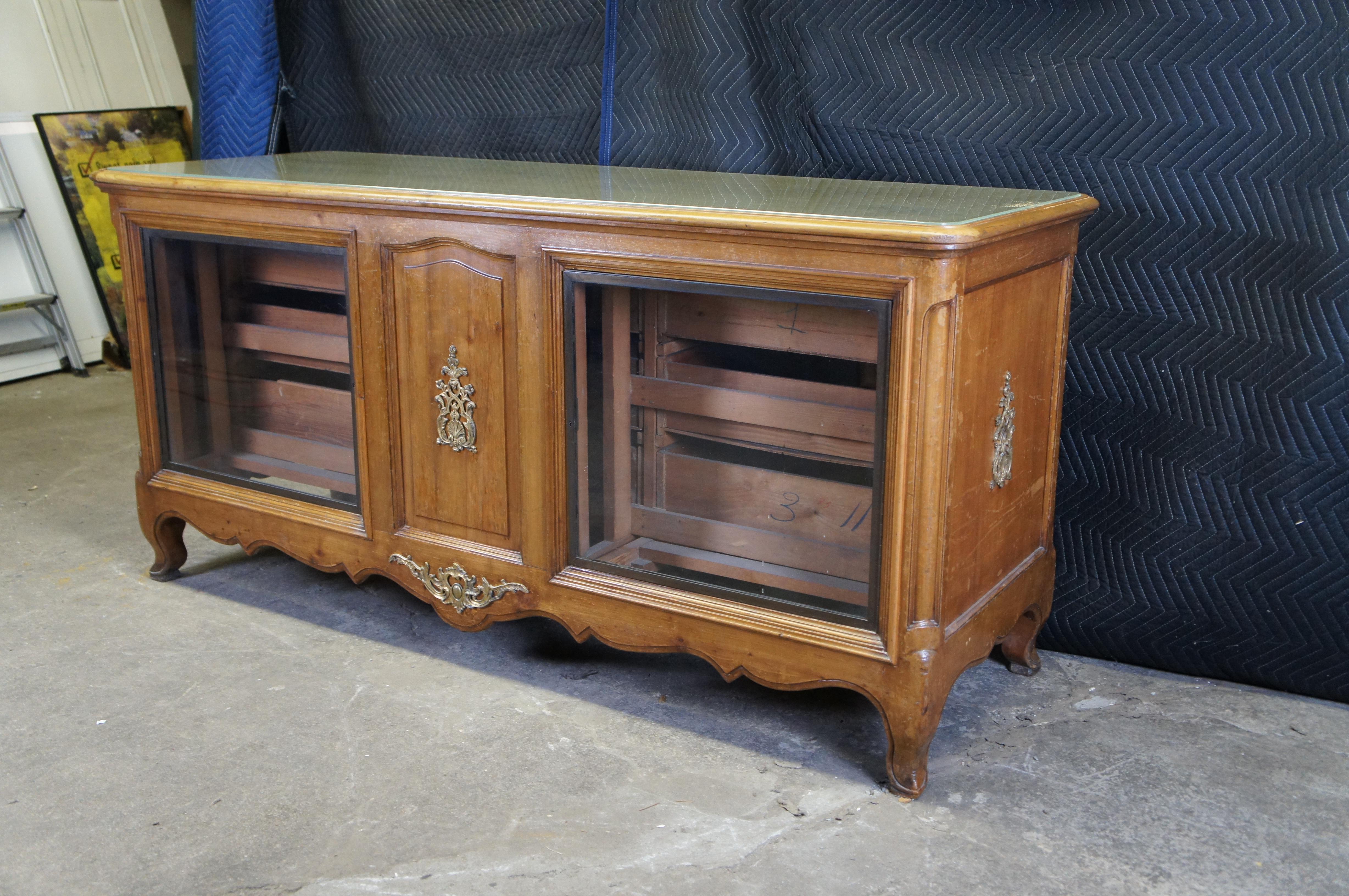 Antiquité - Pays Français Noyer Magasin Général Curio Vitrine Display Dresser en vente 8