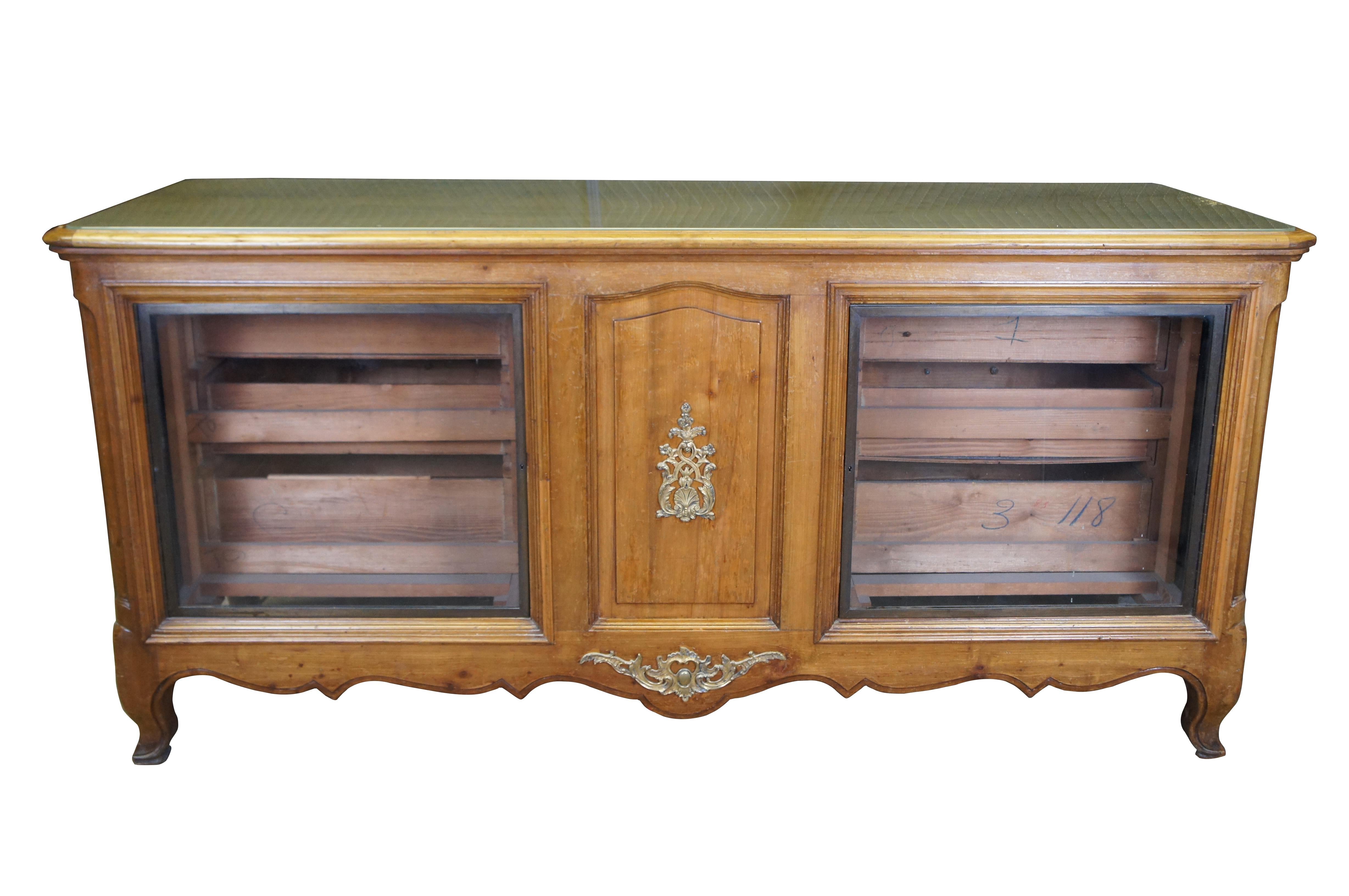 Provincial français Antiquité - Pays Français Noyer Magasin Général Curio Vitrine Display Dresser en vente