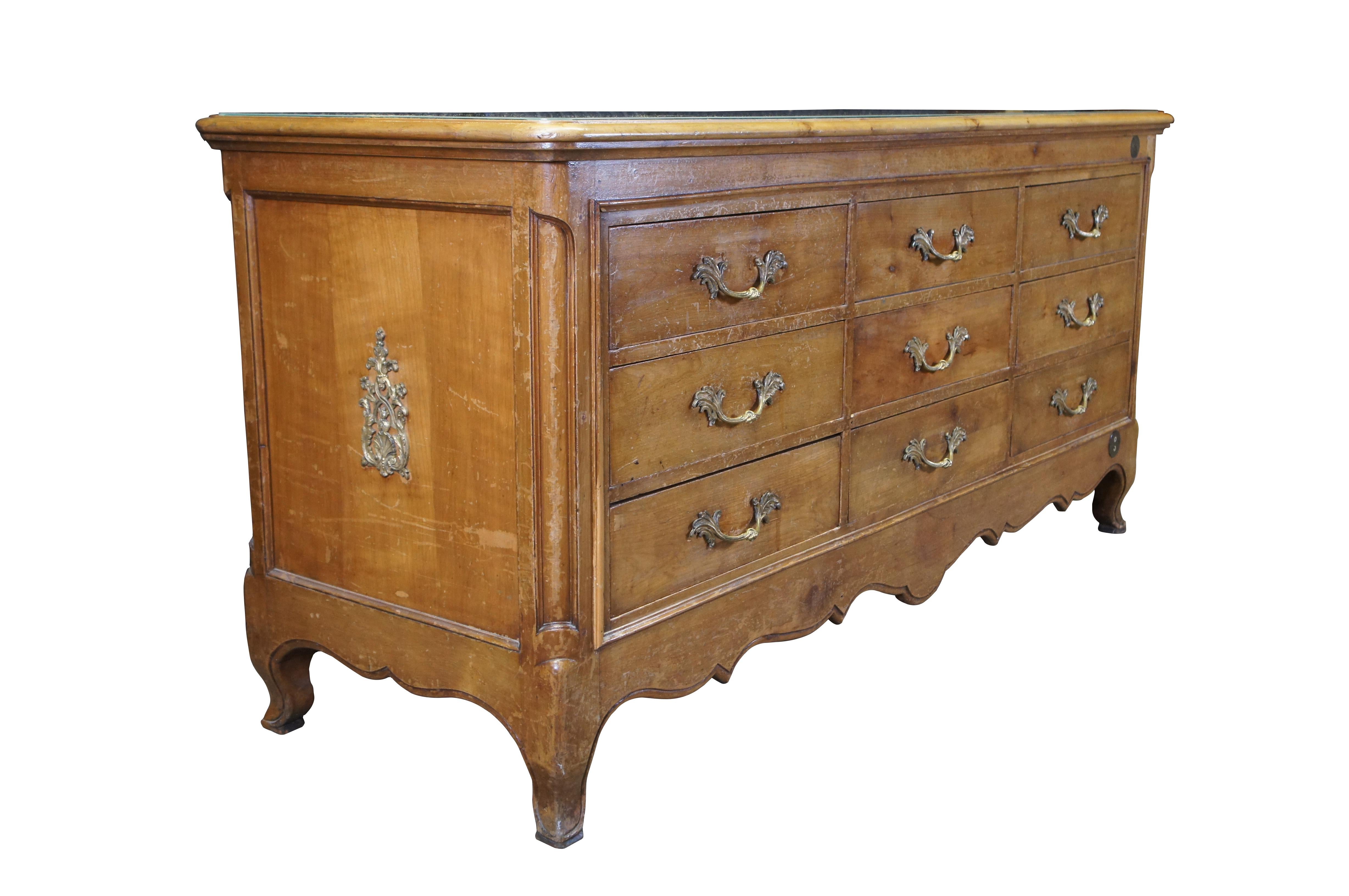 Antiquité - Pays Français Noyer Magasin Général Curio Vitrine Display Dresser État moyen - En vente à Dayton, OH