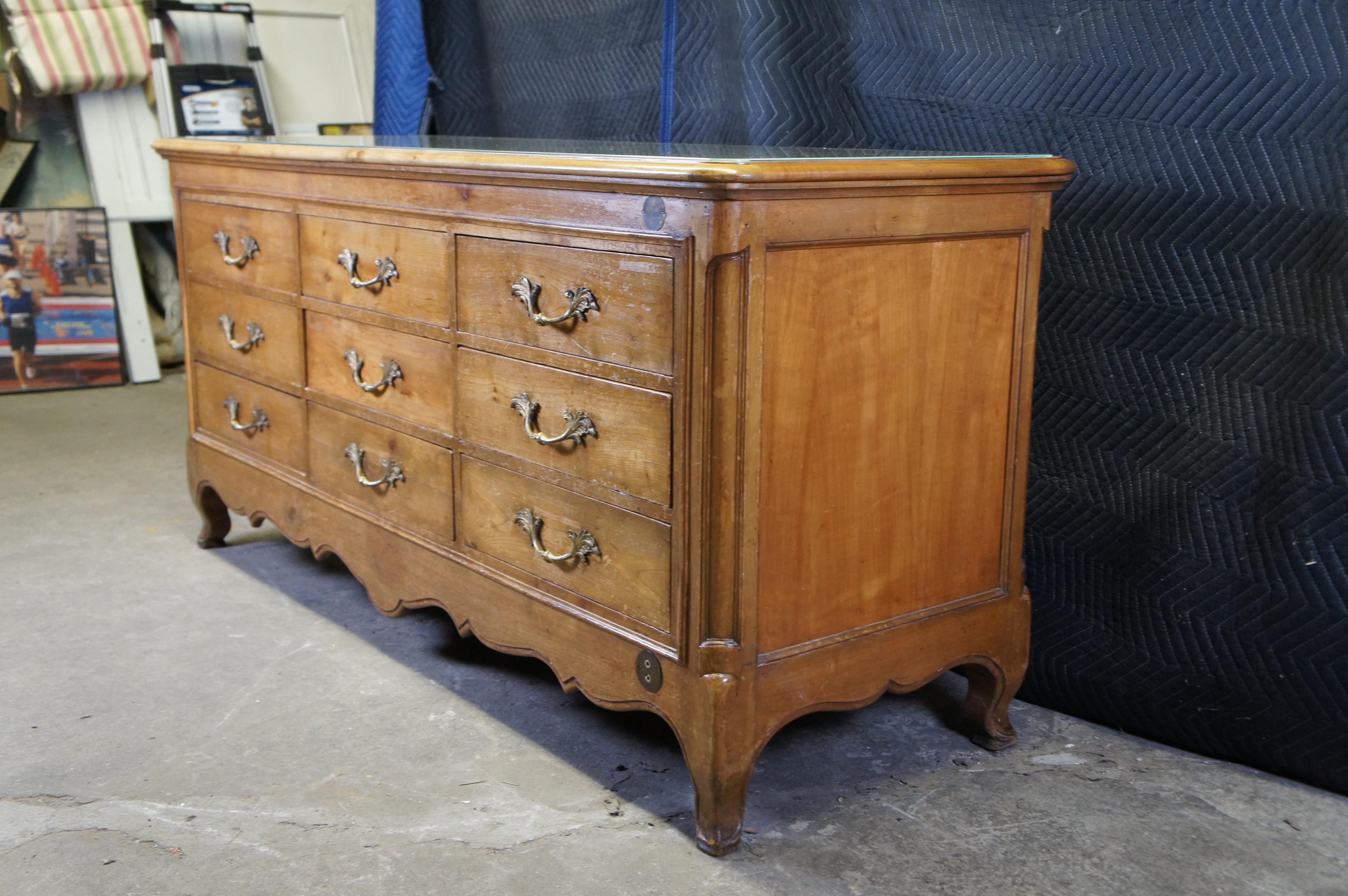 20ième siècle Antiquité - Pays Français Noyer Magasin Général Curio Vitrine Display Dresser en vente