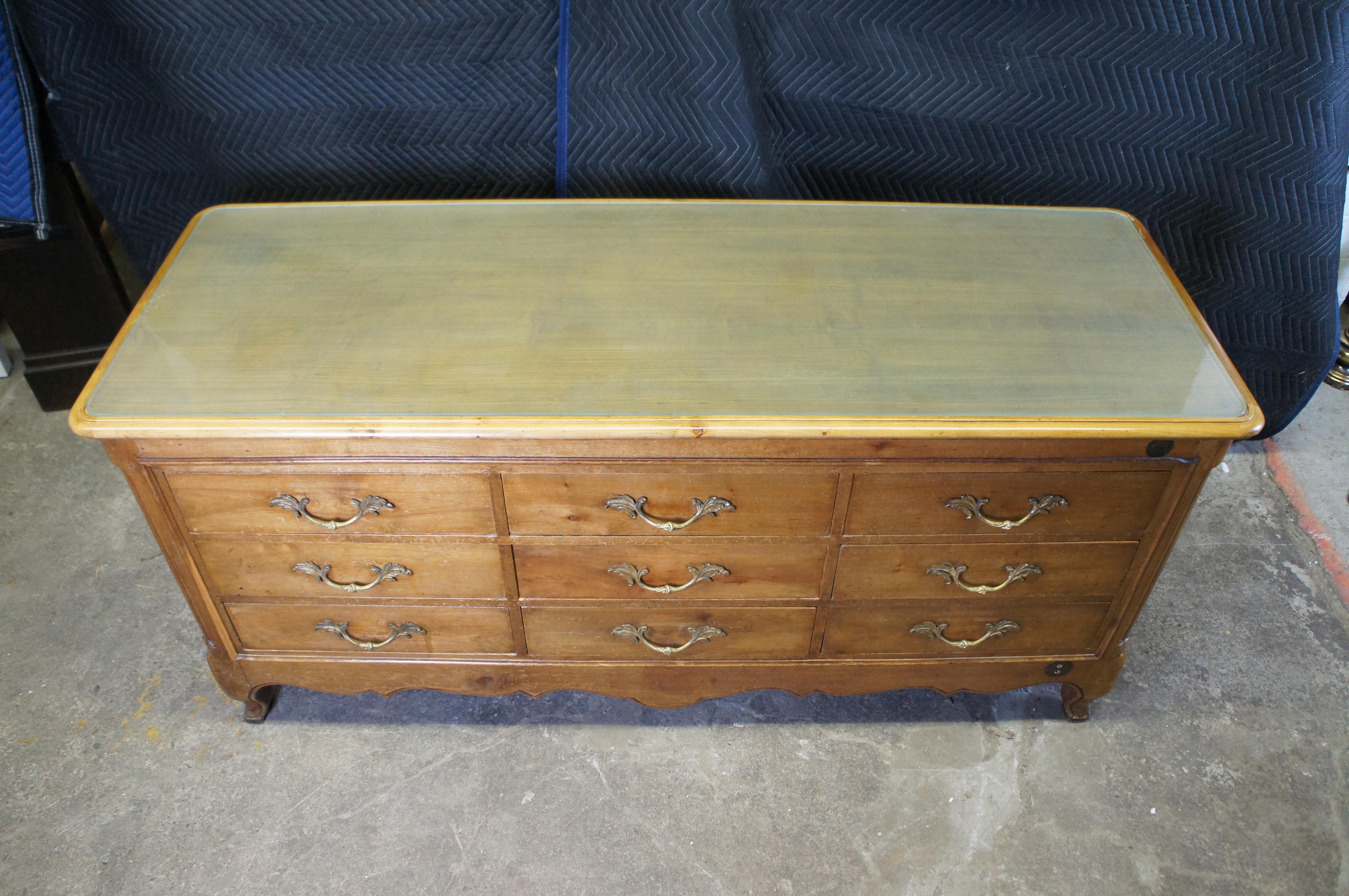 Antiquité - Pays Français Noyer Magasin Général Curio Vitrine Display Dresser en vente 1