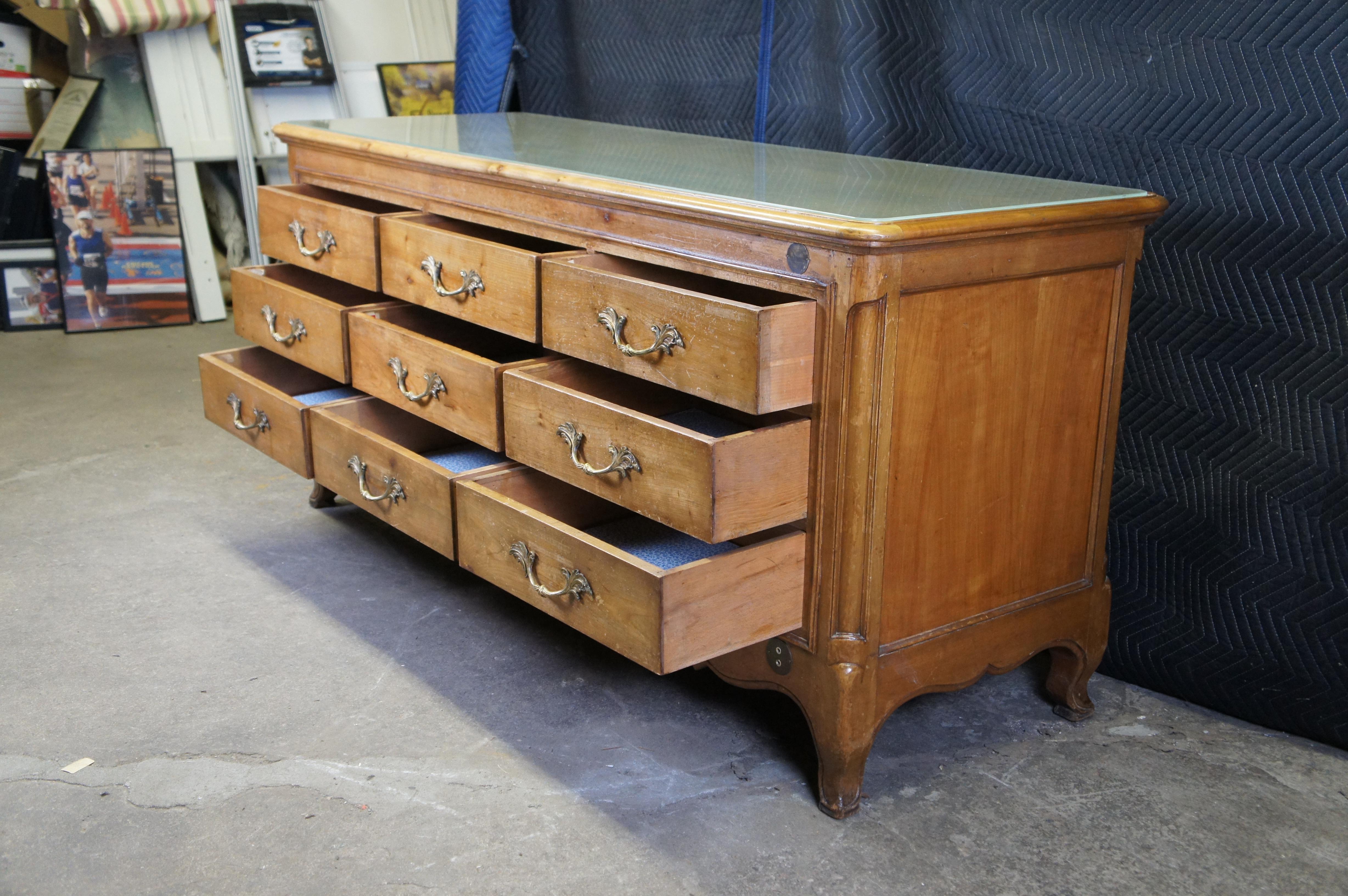 Antiquité - Pays Français Noyer Magasin Général Curio Vitrine Display Dresser en vente 2