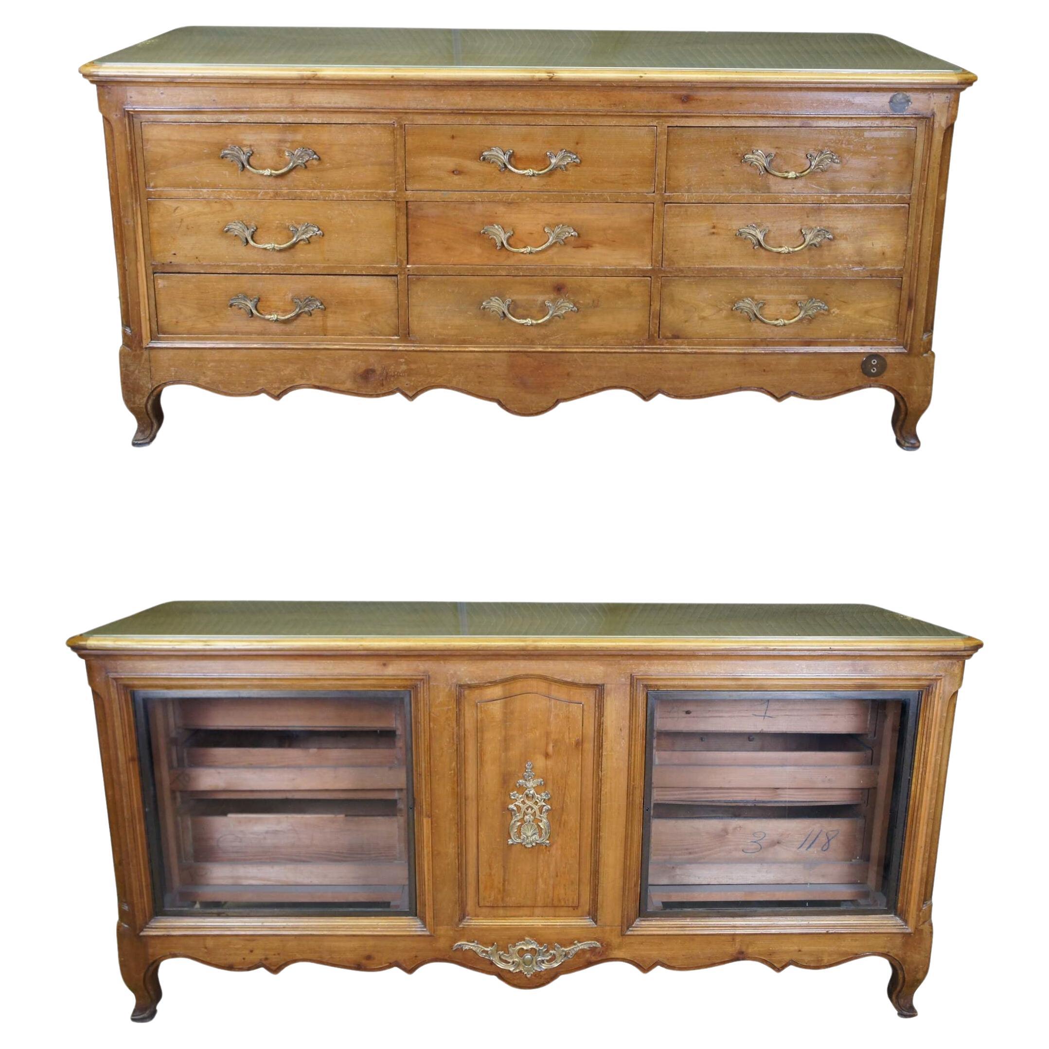 Antiquité - Pays Français Noyer Magasin Général Curio Vitrine Display Dresser en vente