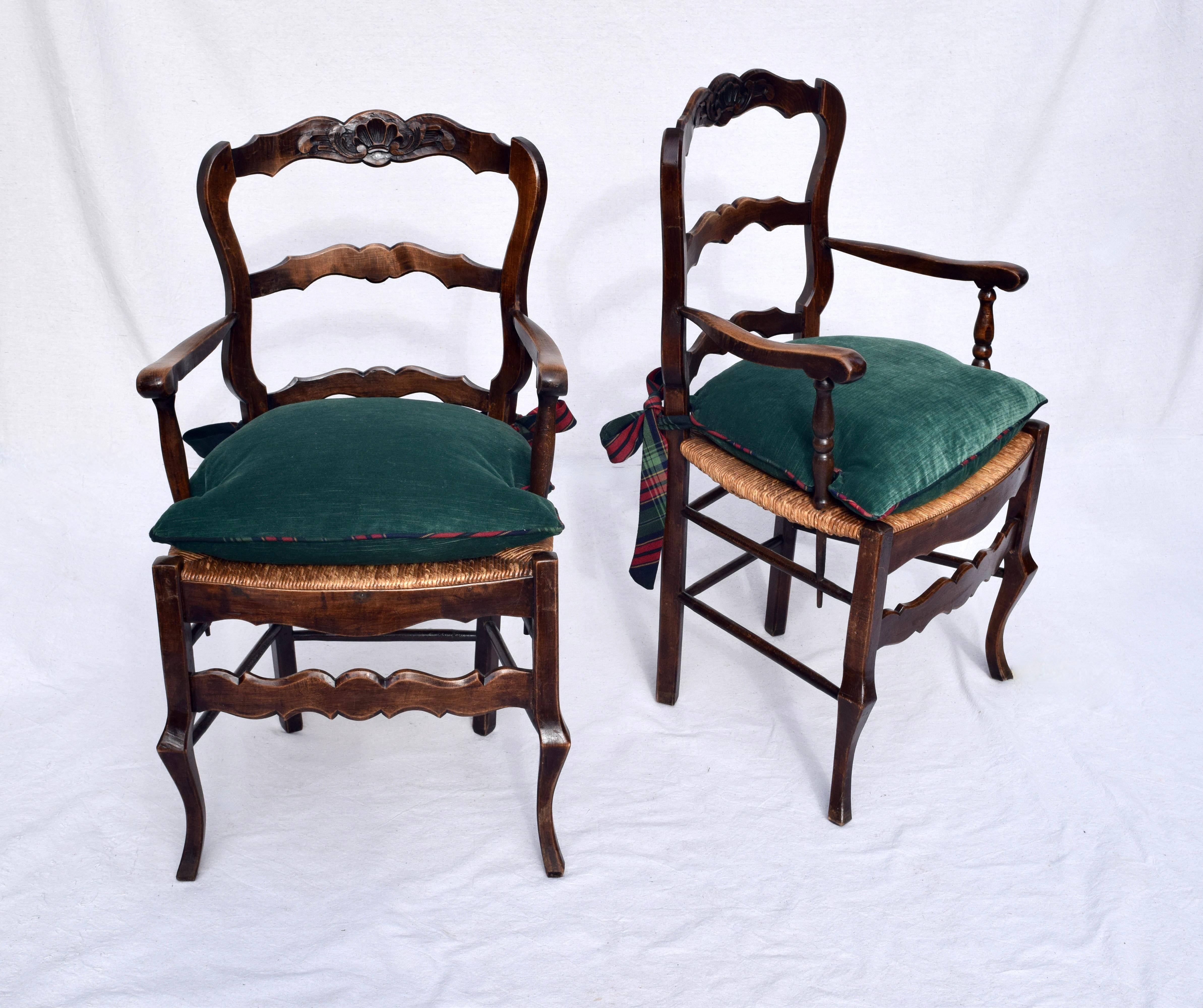 Süße Paar antike Land Französisch Hand geschnitzt Nussbaum Binsen Sitz Sessel mit benutzerdefinierten grünen Samt nach unten gefüllte Kissen. Wunderbar festlich, solide verstärkte Tischlerarbeiten, sofort einsatzbereit. Circa 19. C. Sitze: 17