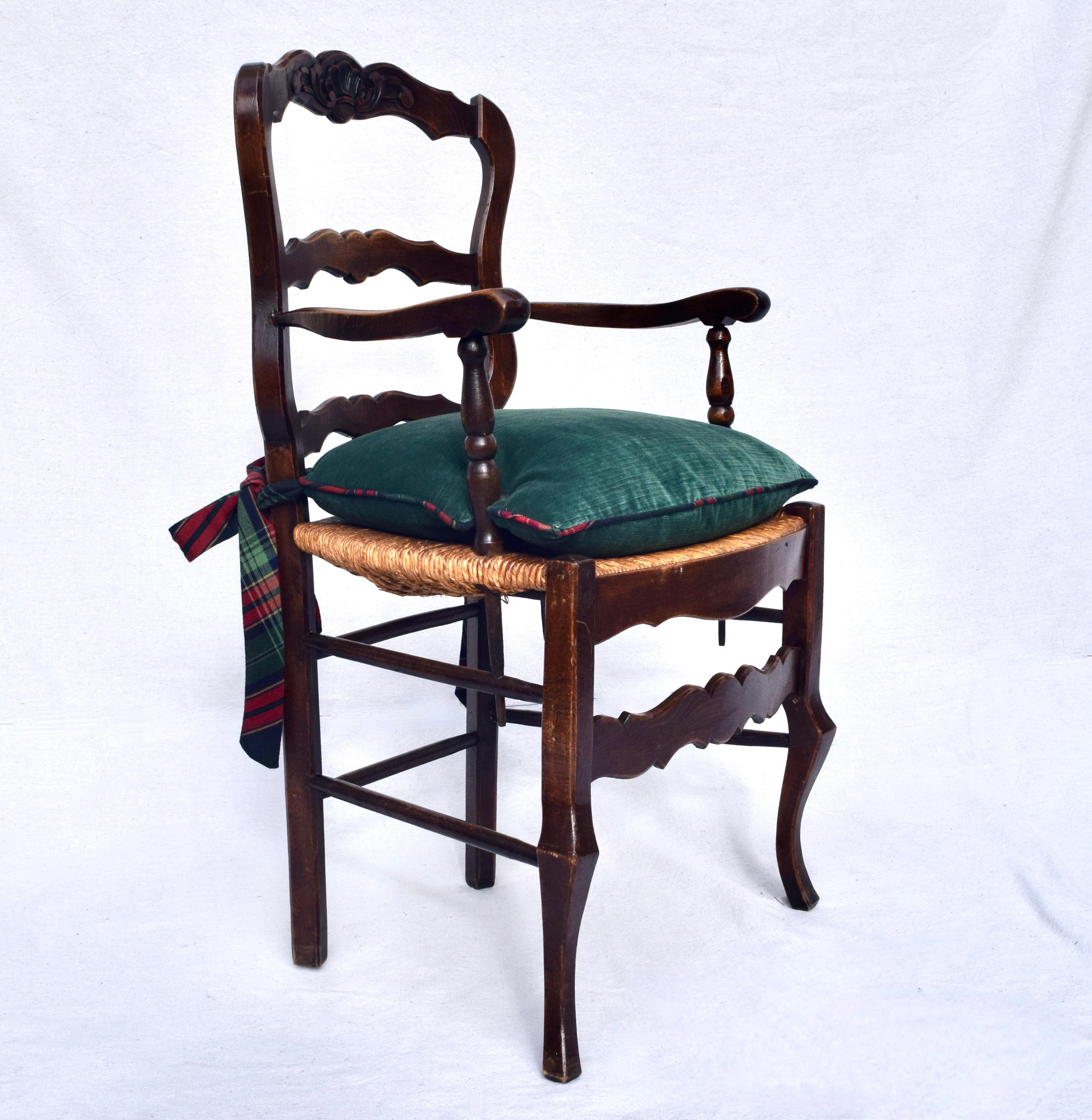 Antique French Land Nussbaum Binsen Sitz Arm Stühle (Französische Provence) im Angebot
