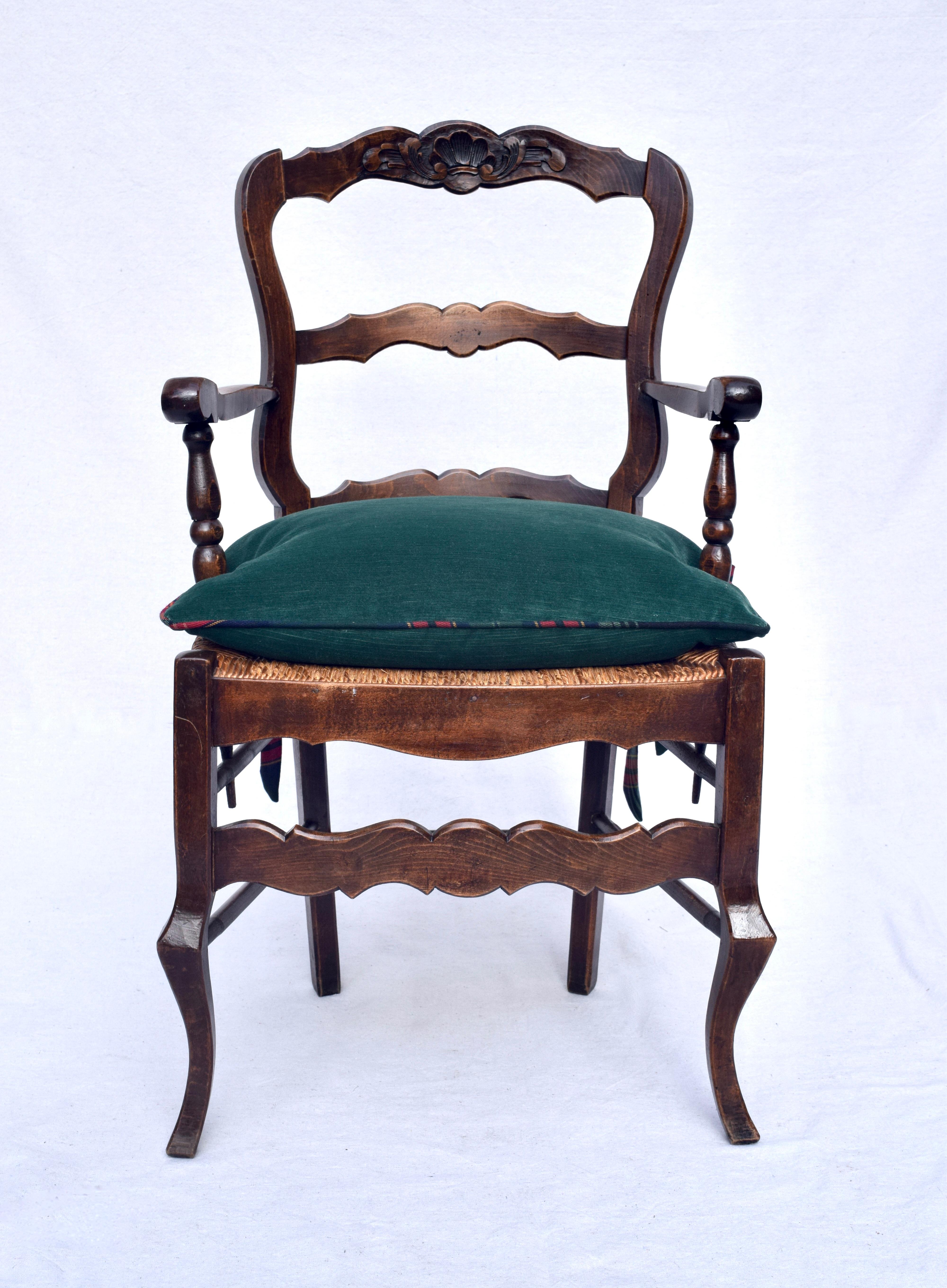 Antique French Land Nussbaum Binsen Sitz Arm Stühle (Französisch) im Angebot