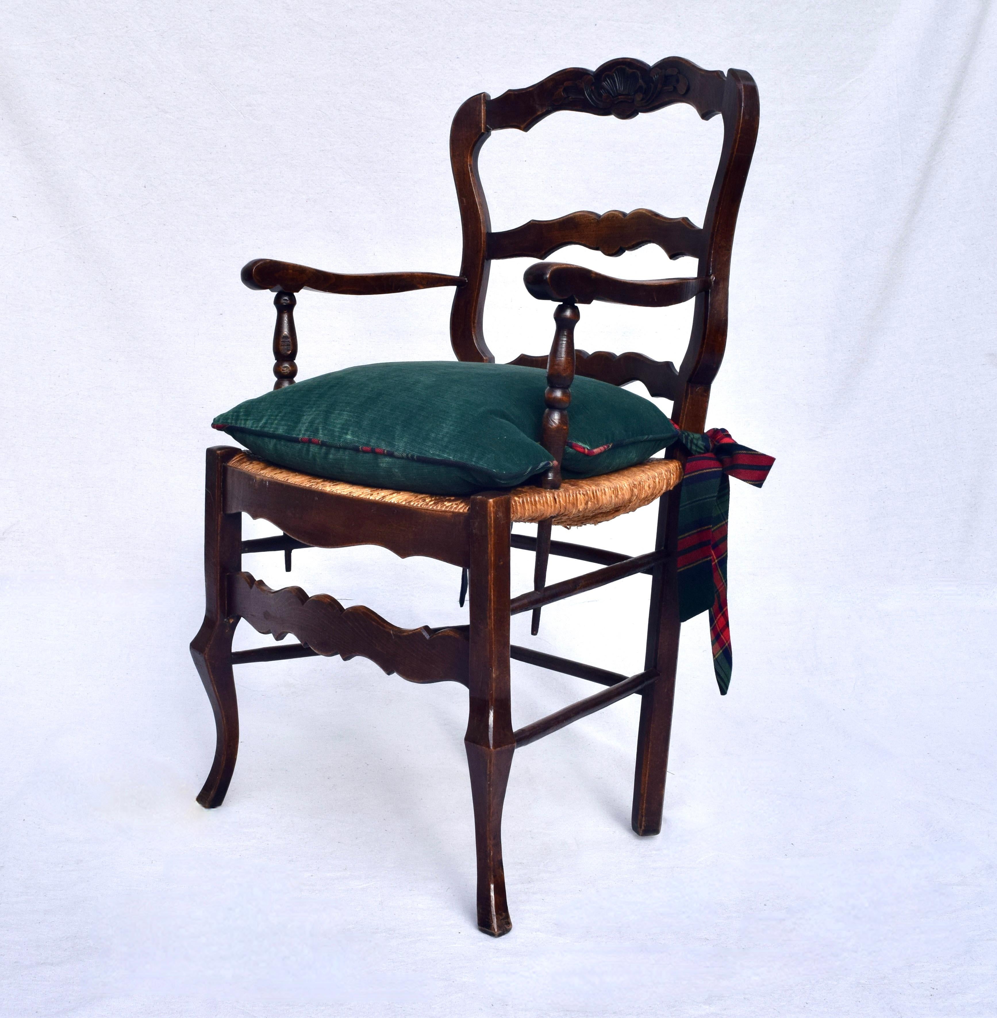 Antique French Land Nussbaum Binsen Sitz Arm Stühle (Handgeschnitzt) im Angebot