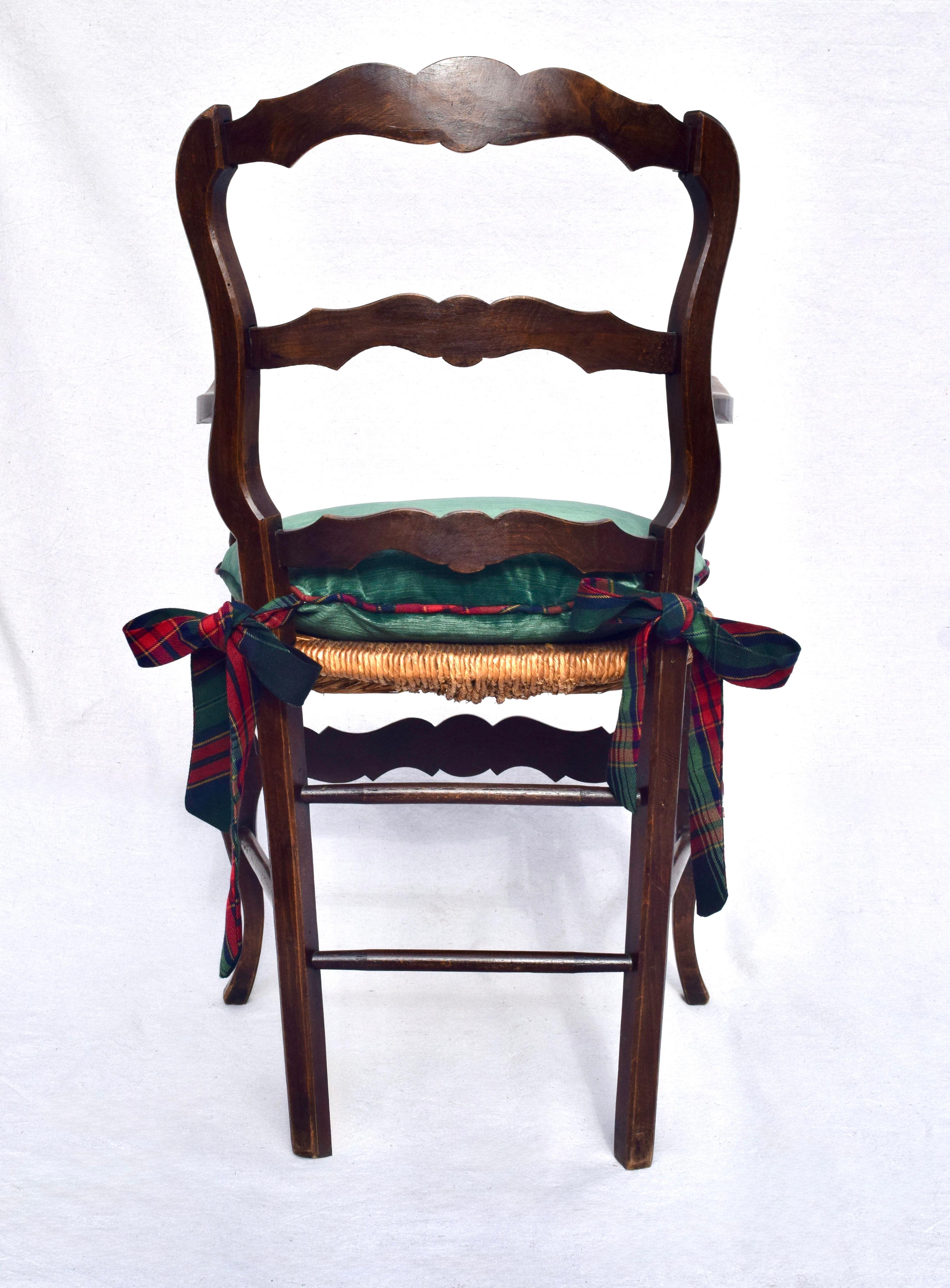 Antique French Land Nussbaum Binsen Sitz Arm Stühle im Zustand „Gut“ im Angebot in Southampton, NJ