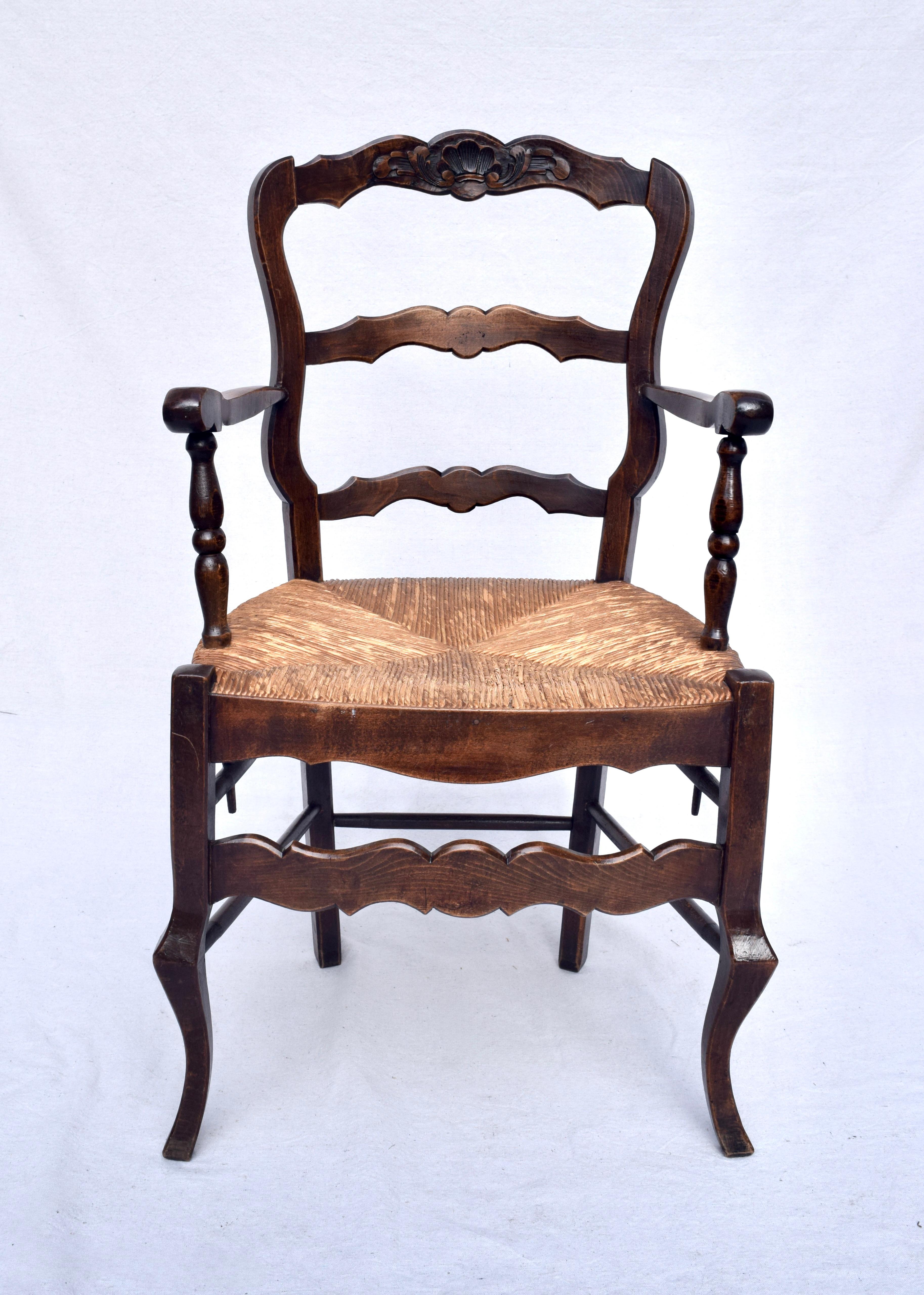 Antique French Land Nussbaum Binsen Sitz Arm Stühle (19. Jahrhundert) im Angebot