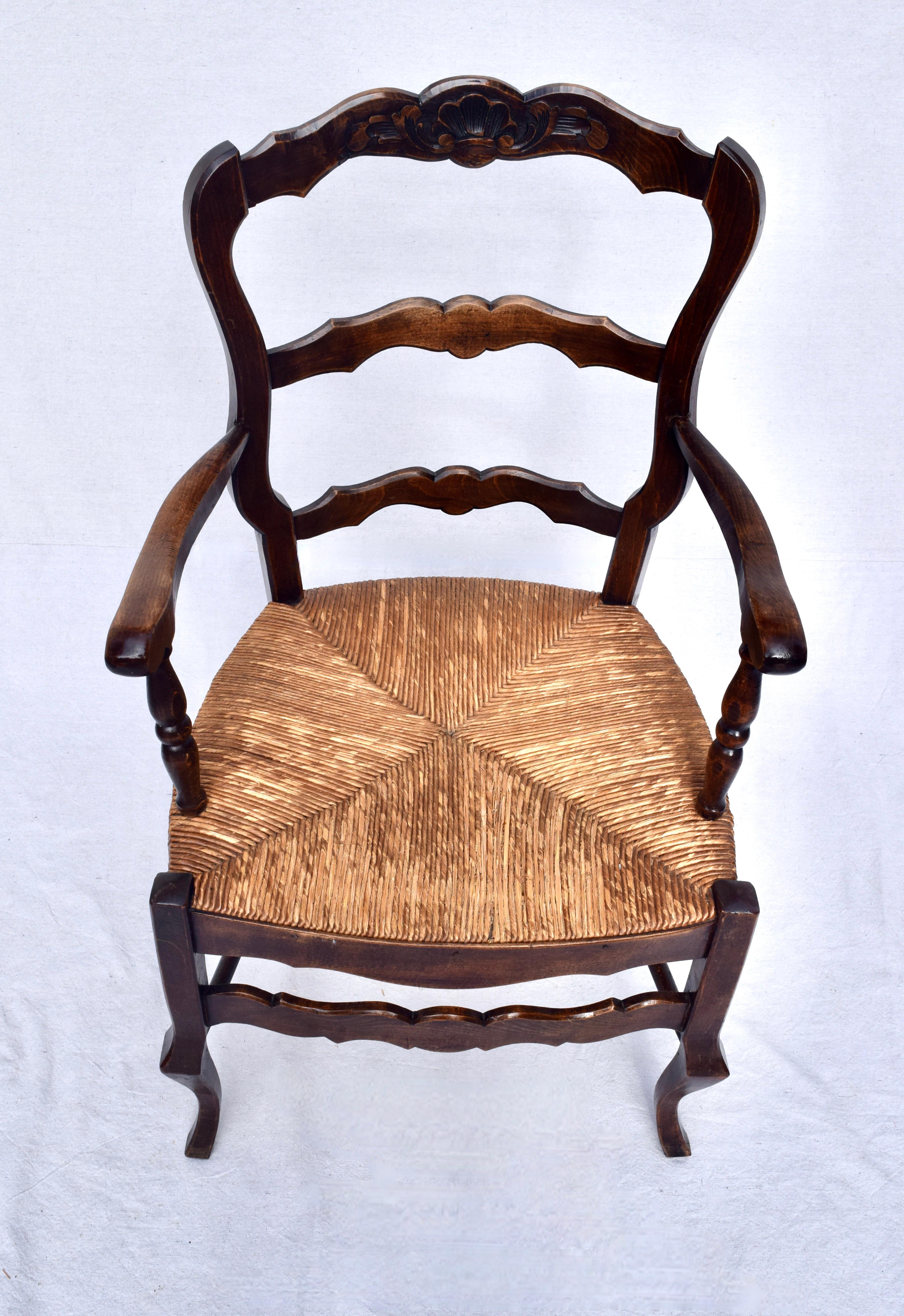 Antique French Land Nussbaum Binsen Sitz Arm Stühle (Samt) im Angebot