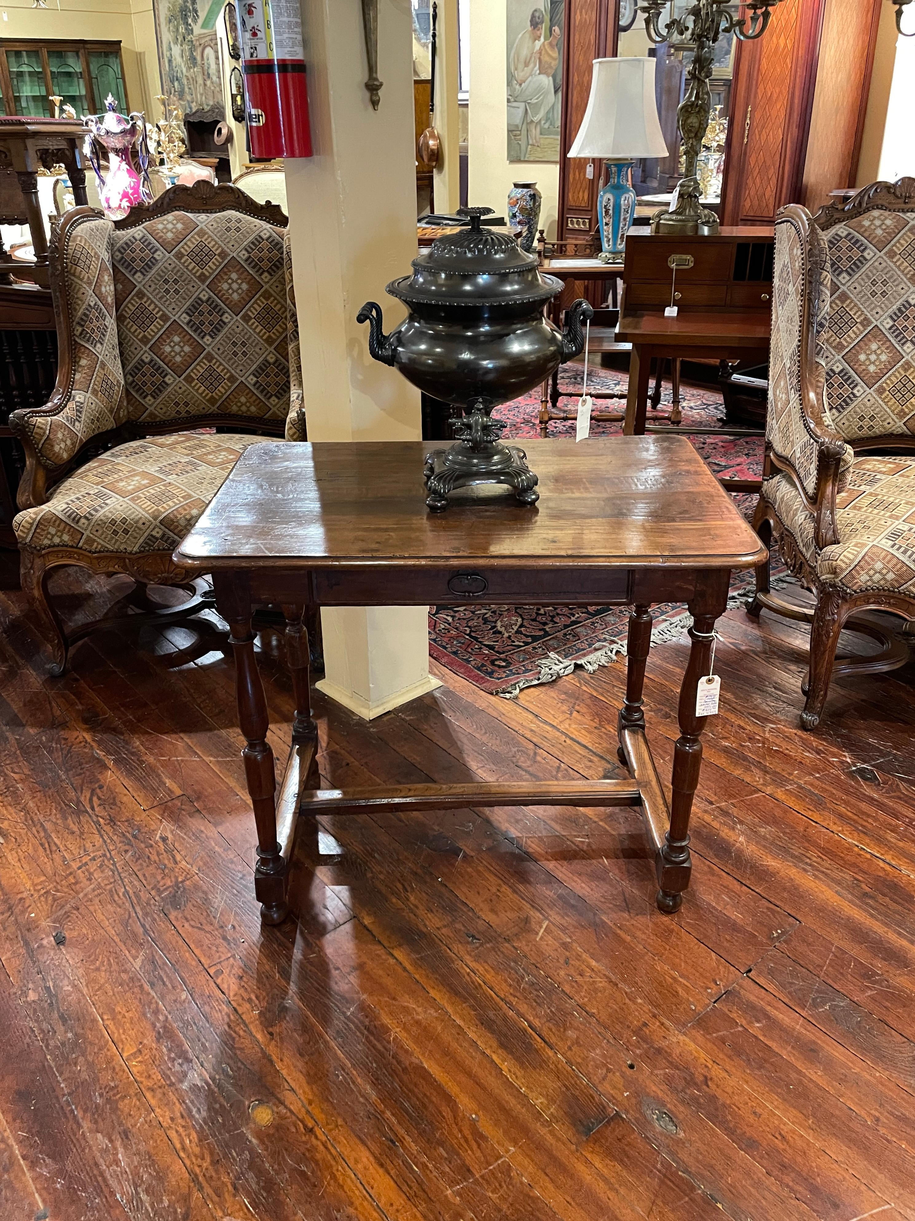 Français Ancienne table de campagne française en noyer, vers les années 1890-1900 en vente