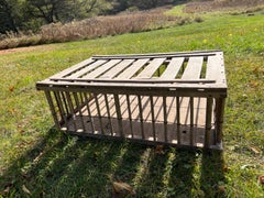 Ancienne table basse rustique en bois de pays français, cageot à poulets
