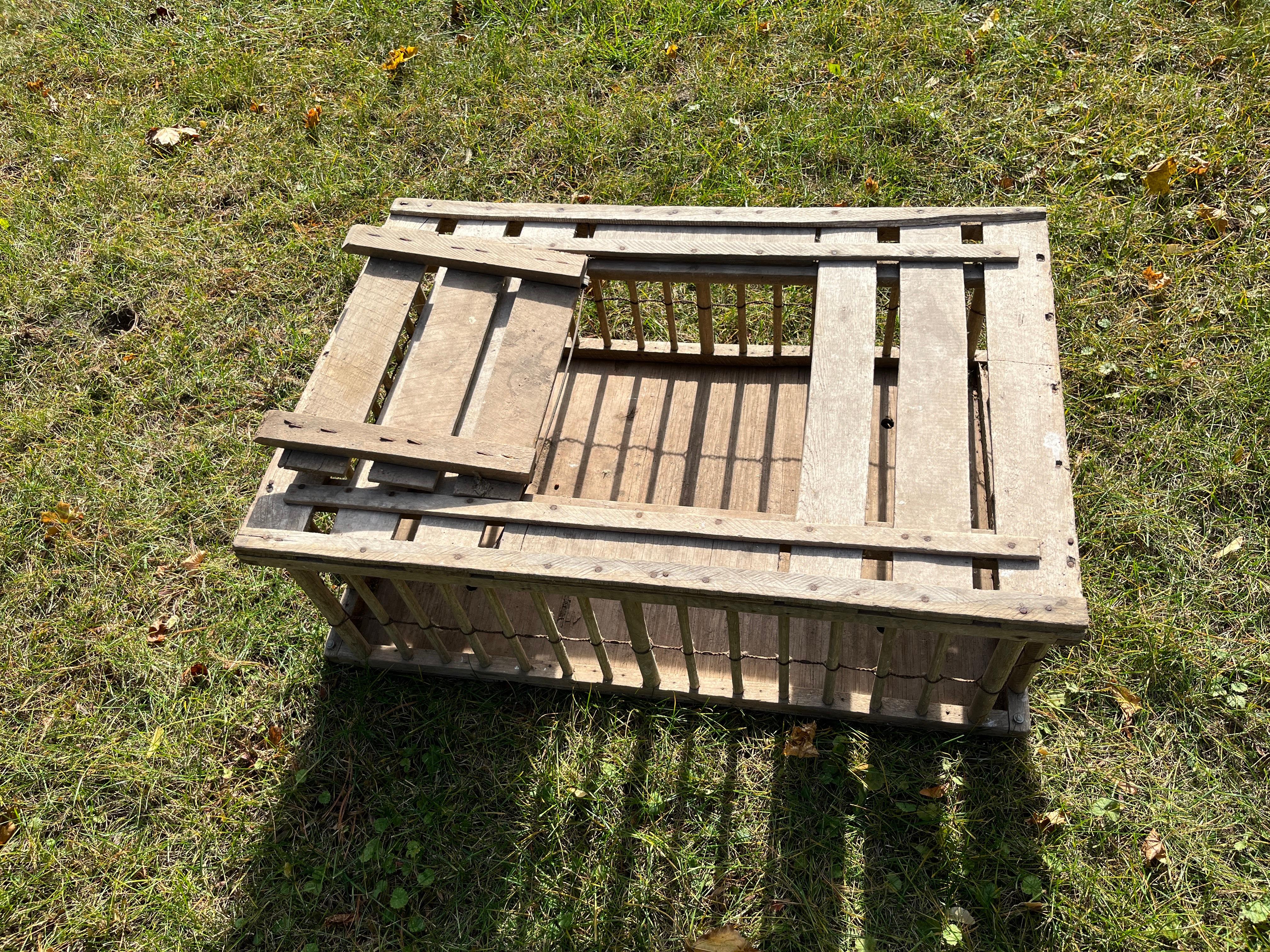 Country Ancienne table basse rustique en bois de pays français, cageot à poulets en vente