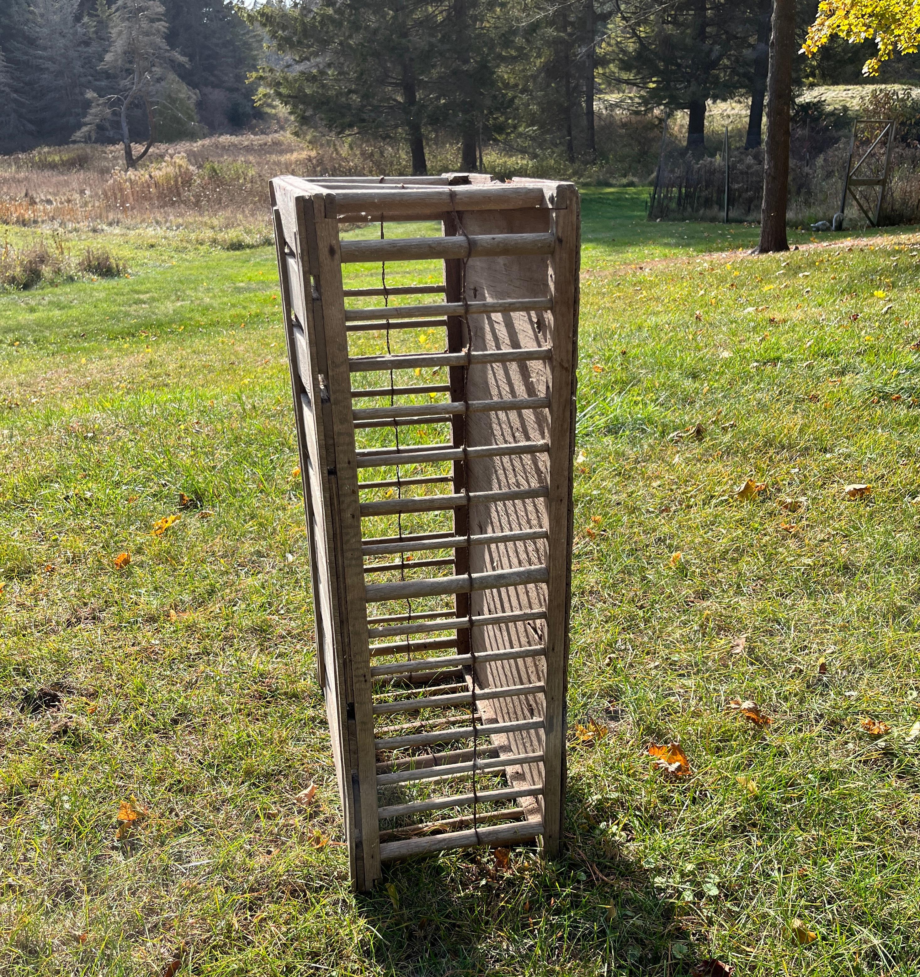 Américain Ancienne table basse rustique en bois de pays français, cageot à poulets en vente