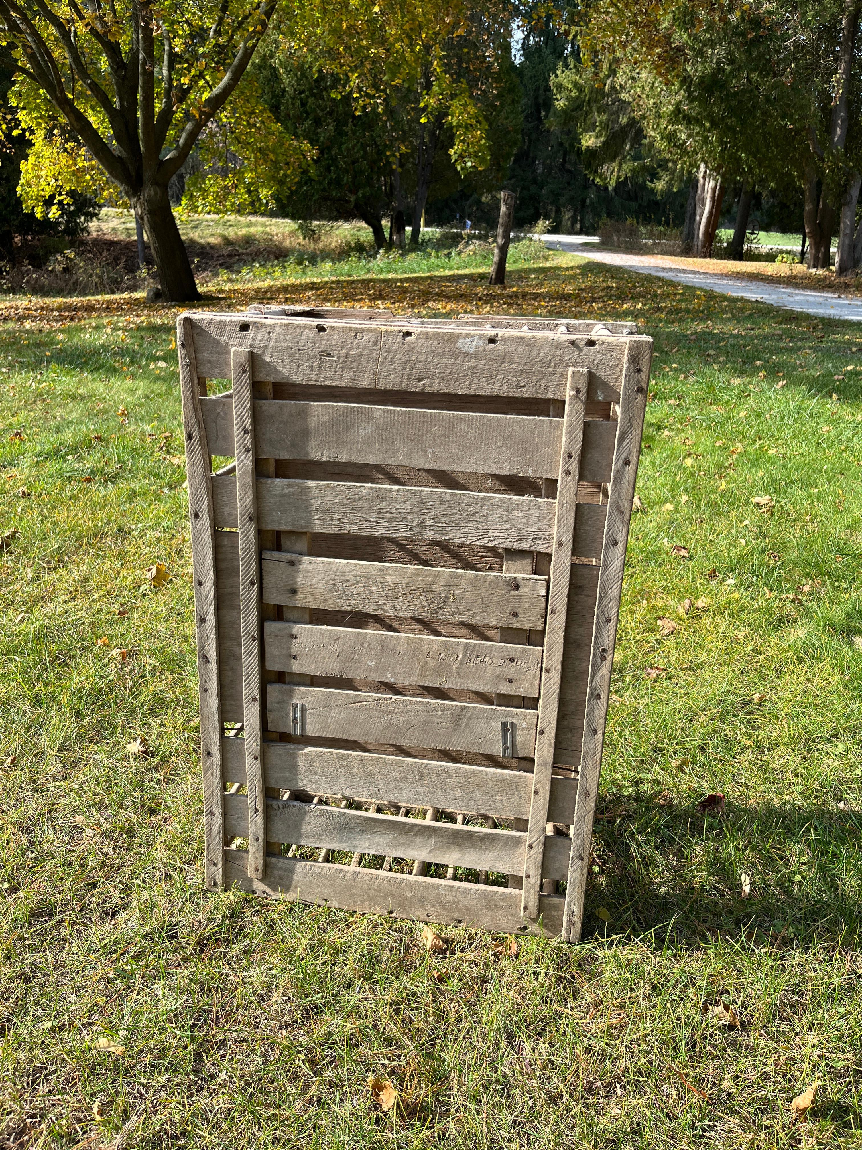 Fait main Ancienne table basse rustique en bois de pays français, cageot à poulets en vente