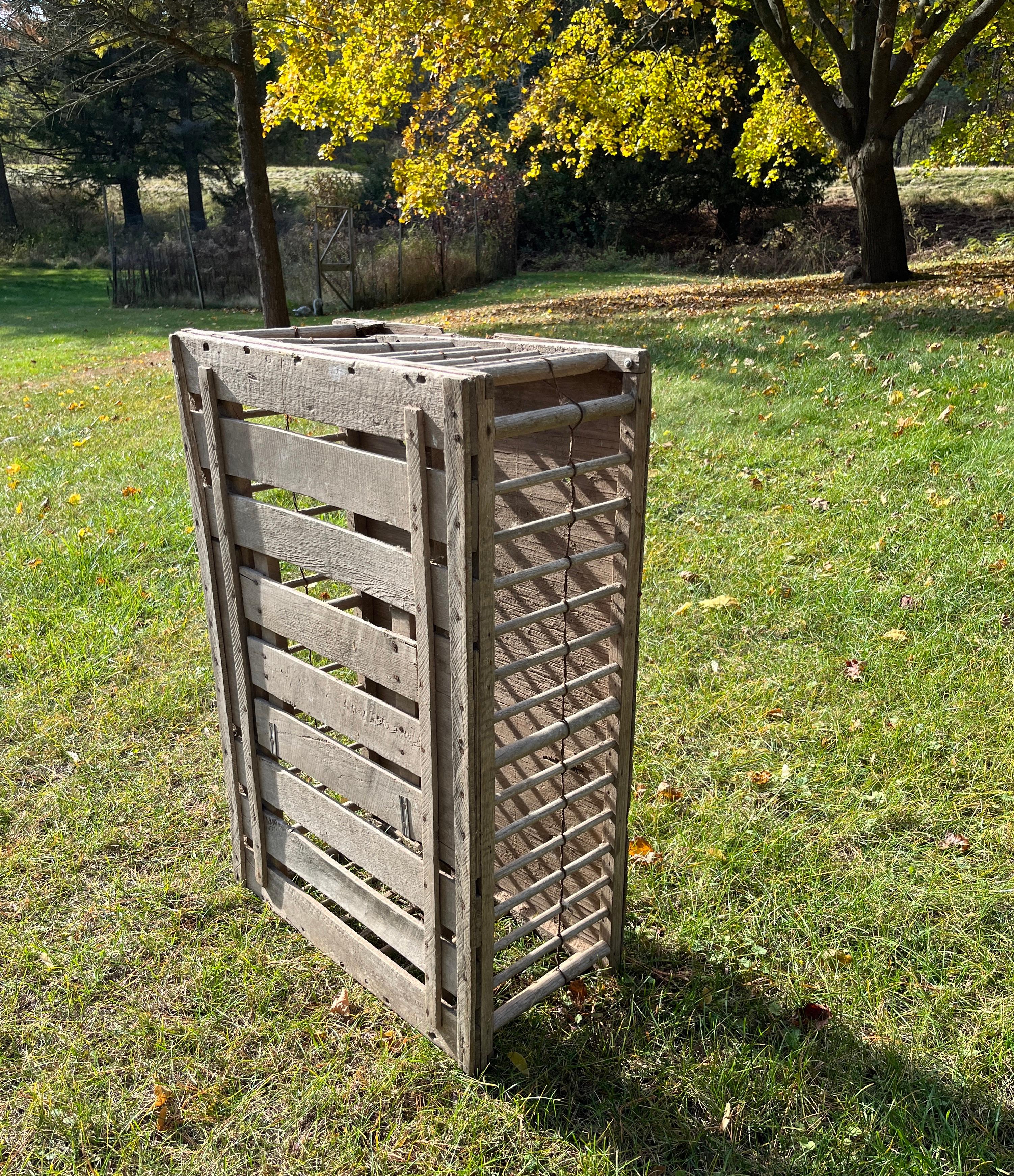 Ancienne table basse rustique en bois de pays français, cageot à poulets État moyen - En vente à Chicago, IL