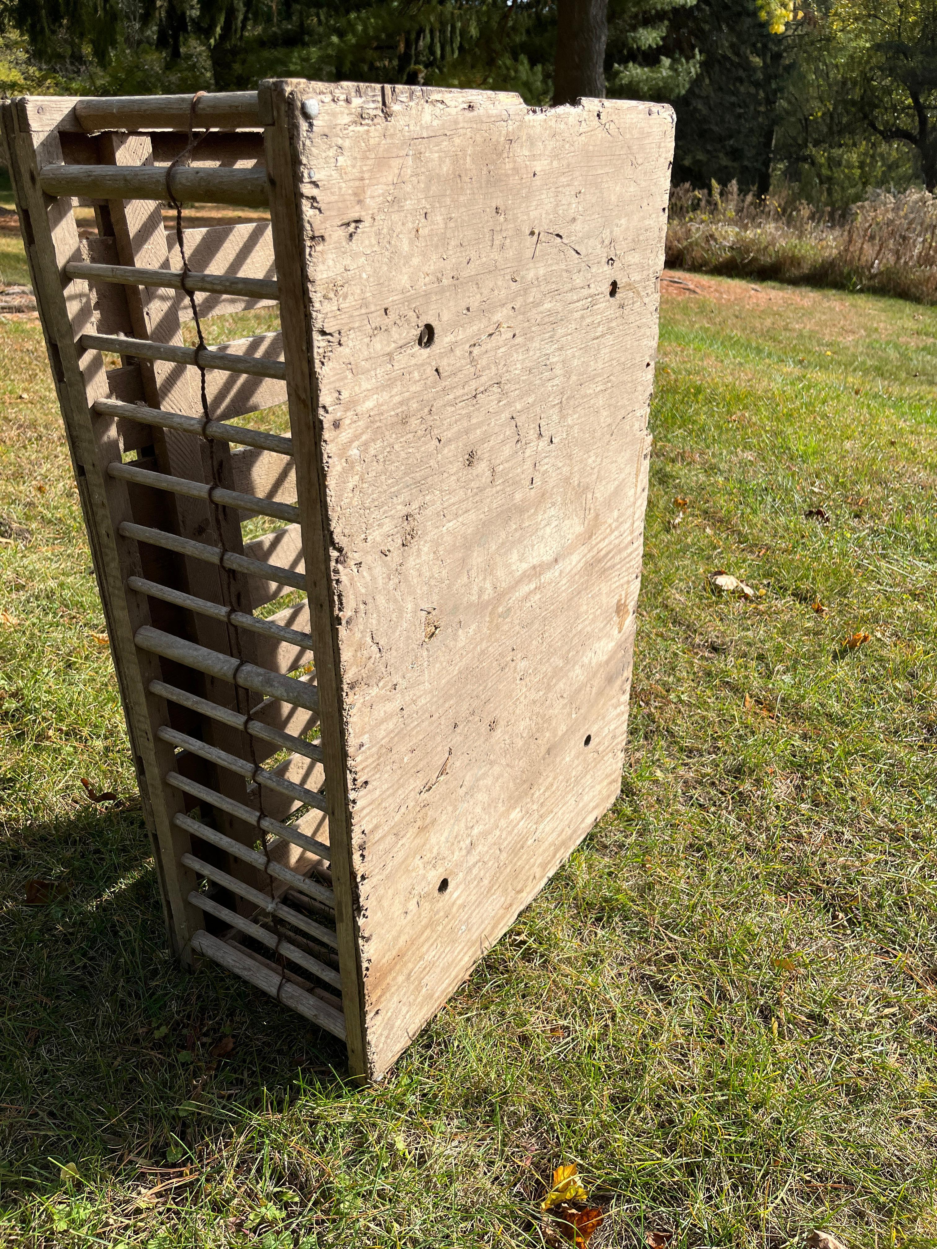 20ième siècle Ancienne table basse rustique en bois de pays français, cageot à poulets en vente