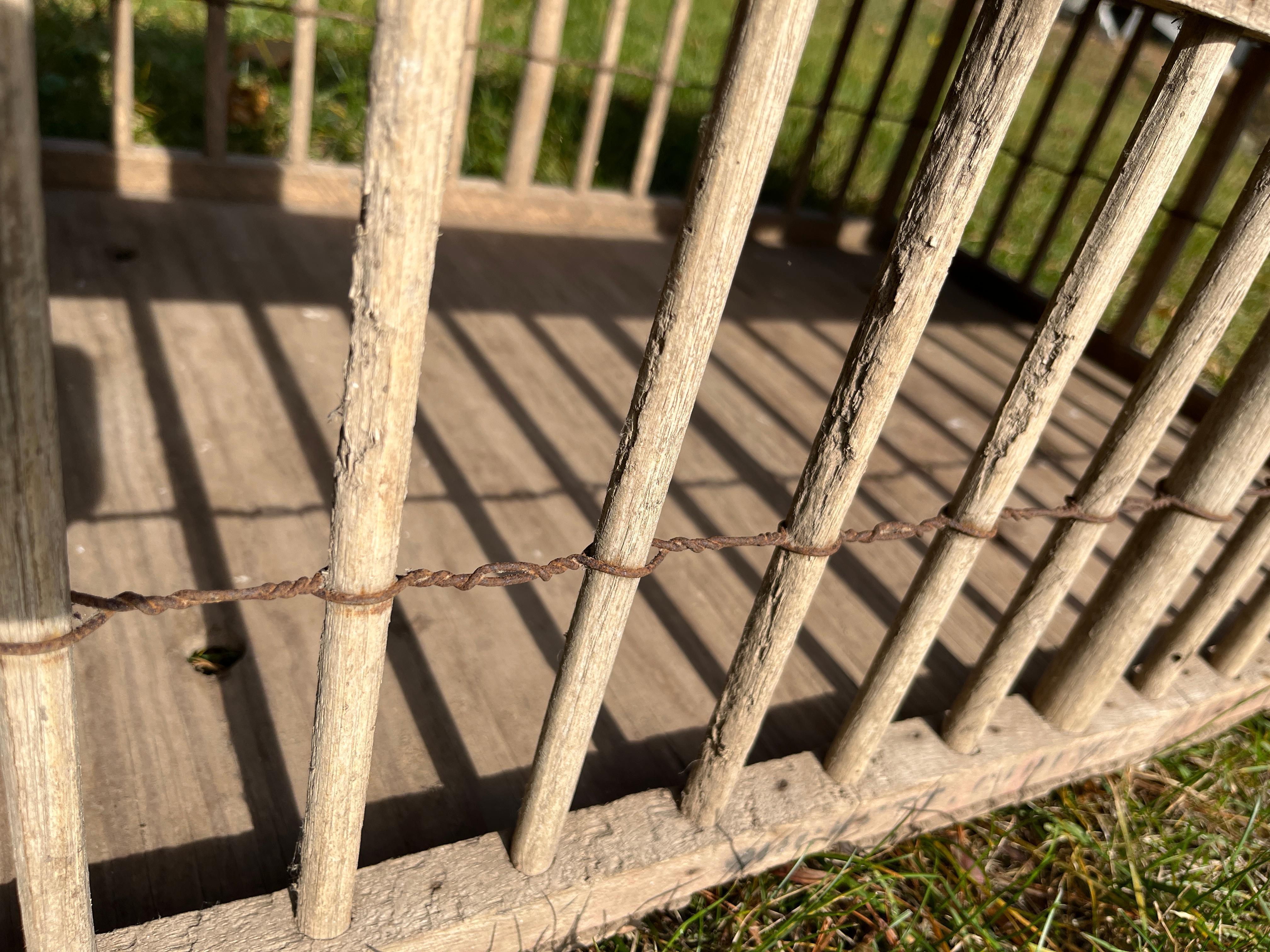 Ancienne table basse rustique en bois de pays français, cageot à poulets en vente 1