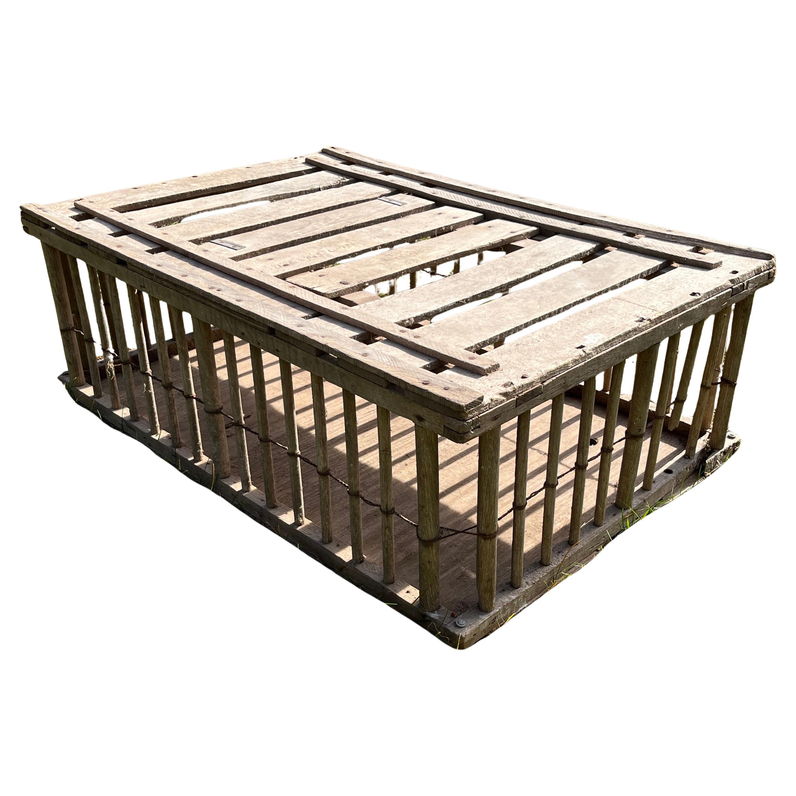 Ancienne table basse rustique en bois de pays français, cageot à poulets