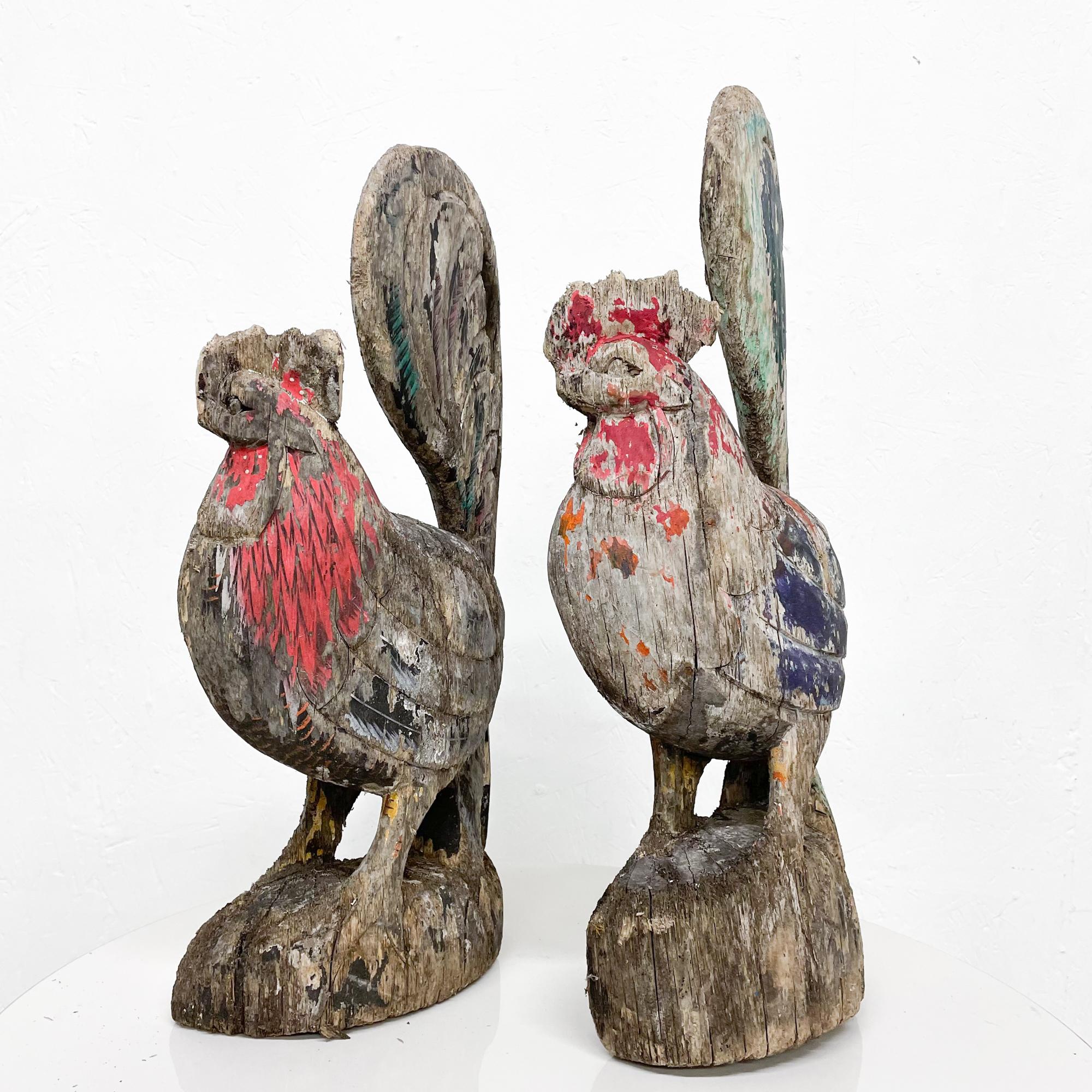 For your consideration a pair of wooden rooster sculptures.
Fair condition, signs of vintage wear present.
Unsure of place of manufacture or year of production. Signs of original painted (sun faded).
Hand carved.
Dimensions: 21