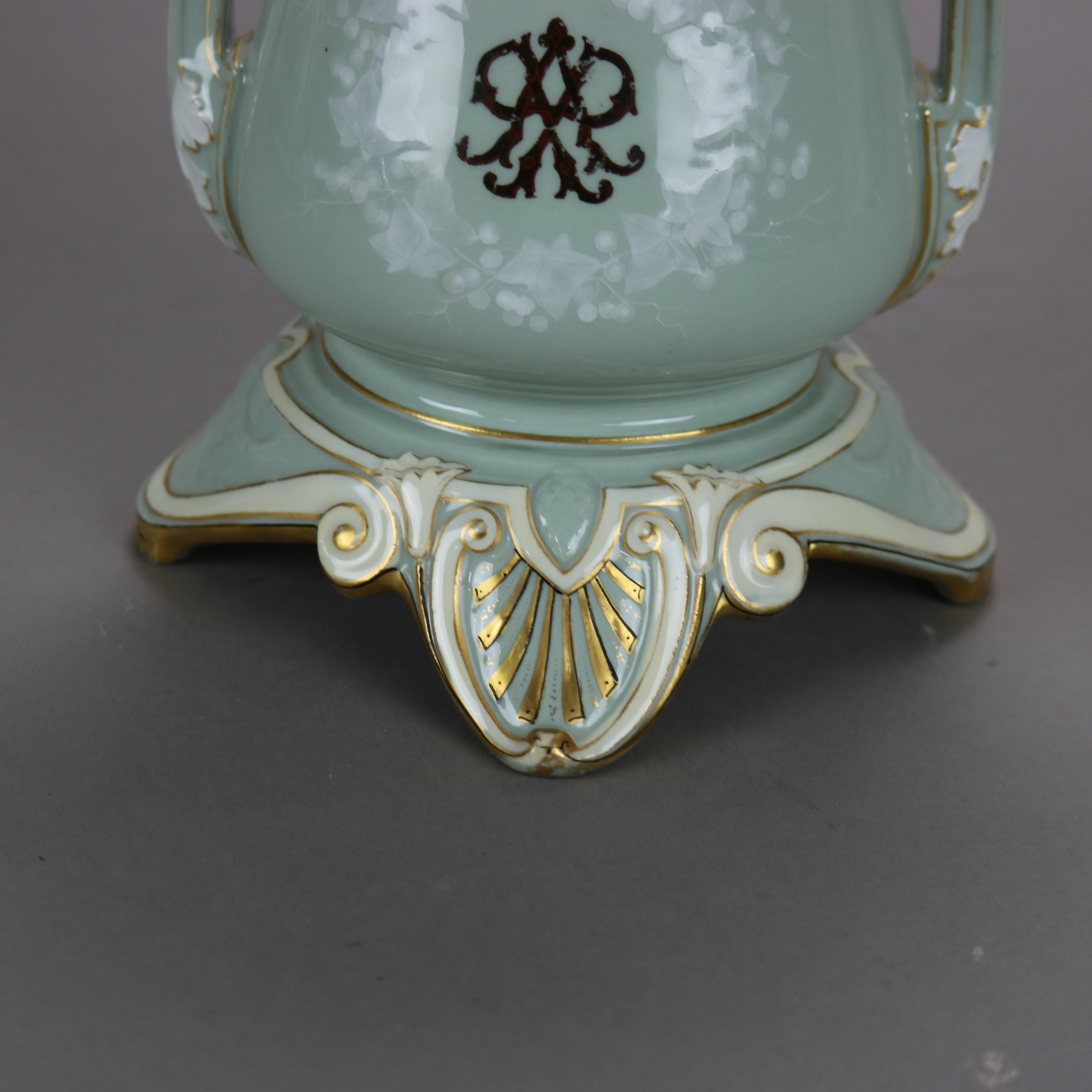 Antike französische C.P. & Co. Porzellan Urne mit Fuß und Deckel C1890 im Zustand „Gut“ im Angebot in Big Flats, NY