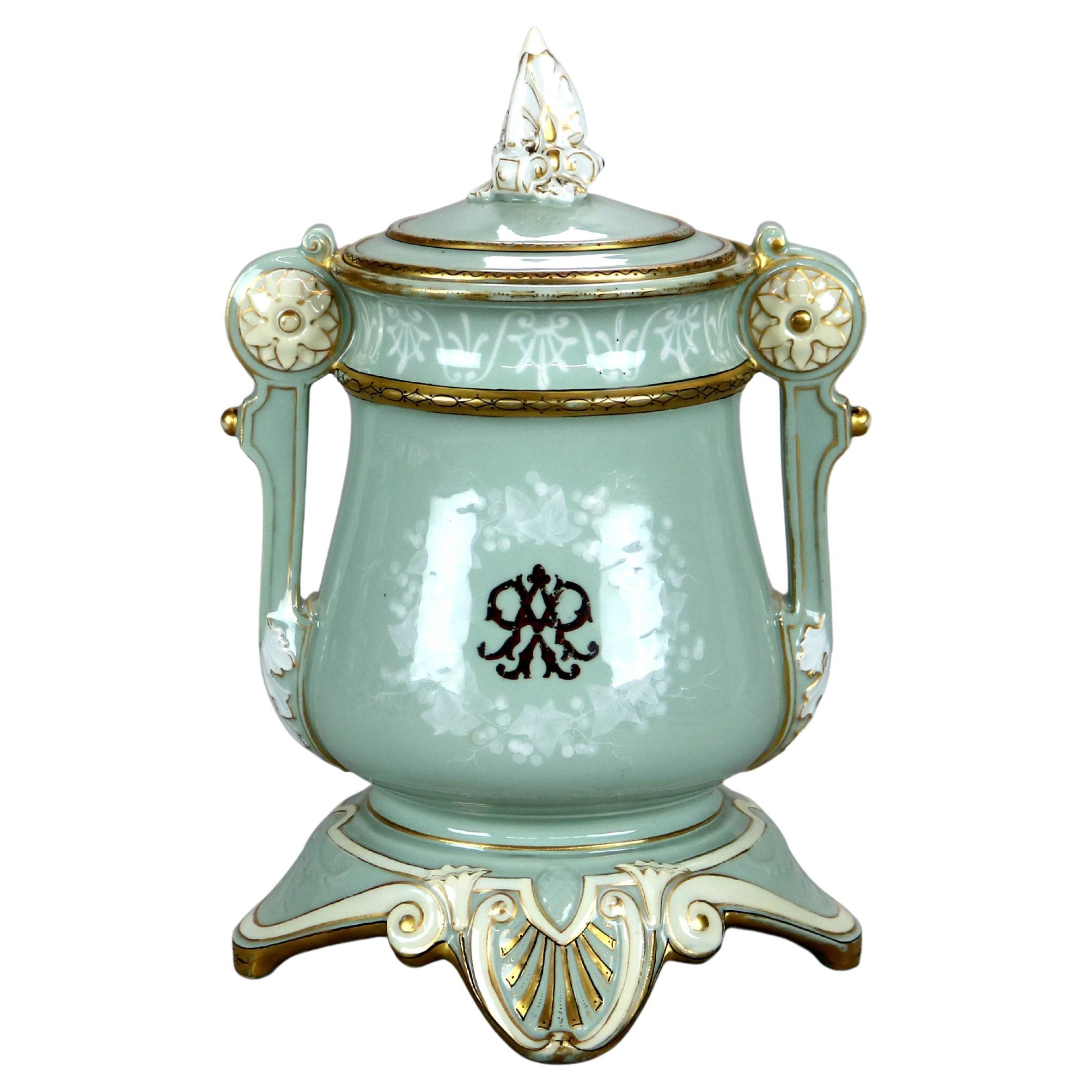 A.I.P. & C. C. ancienne, française. Urne à pied et couverte en porcelaine C1890