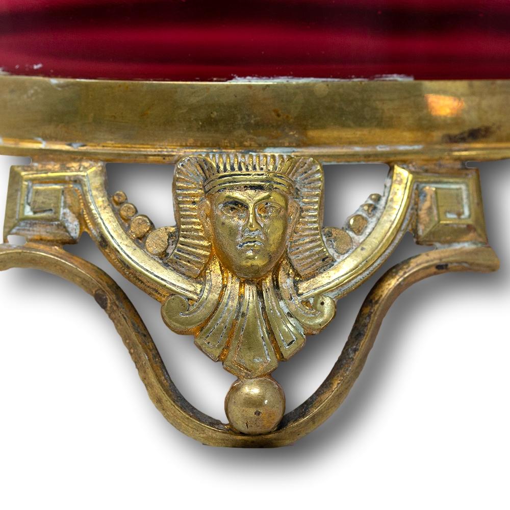 Boîte française ancienne émaillée de verre canneberge avec géno et fille en vente 2