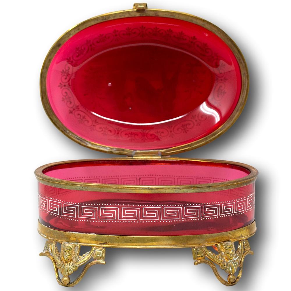 Boîte française ancienne émaillée de verre canneberge avec géno et fille en vente 3
