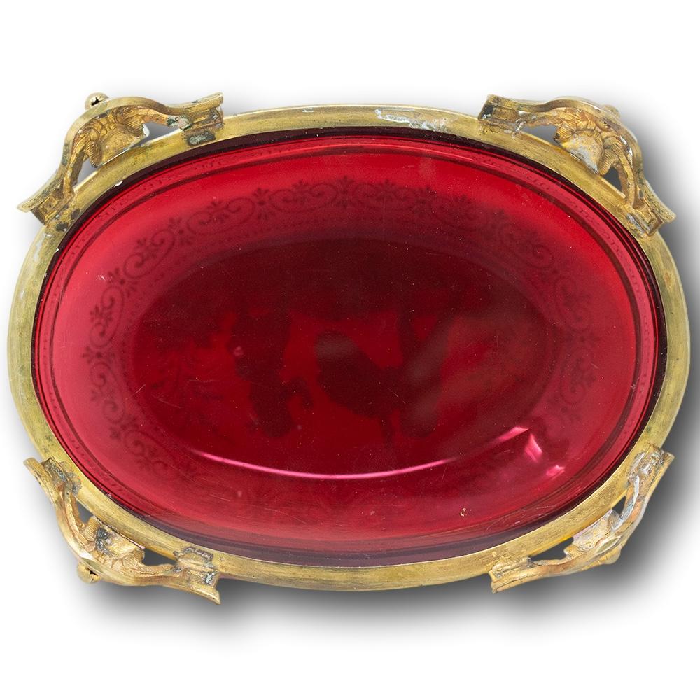 Boîte française ancienne émaillée de verre canneberge avec géno et fille en vente 4