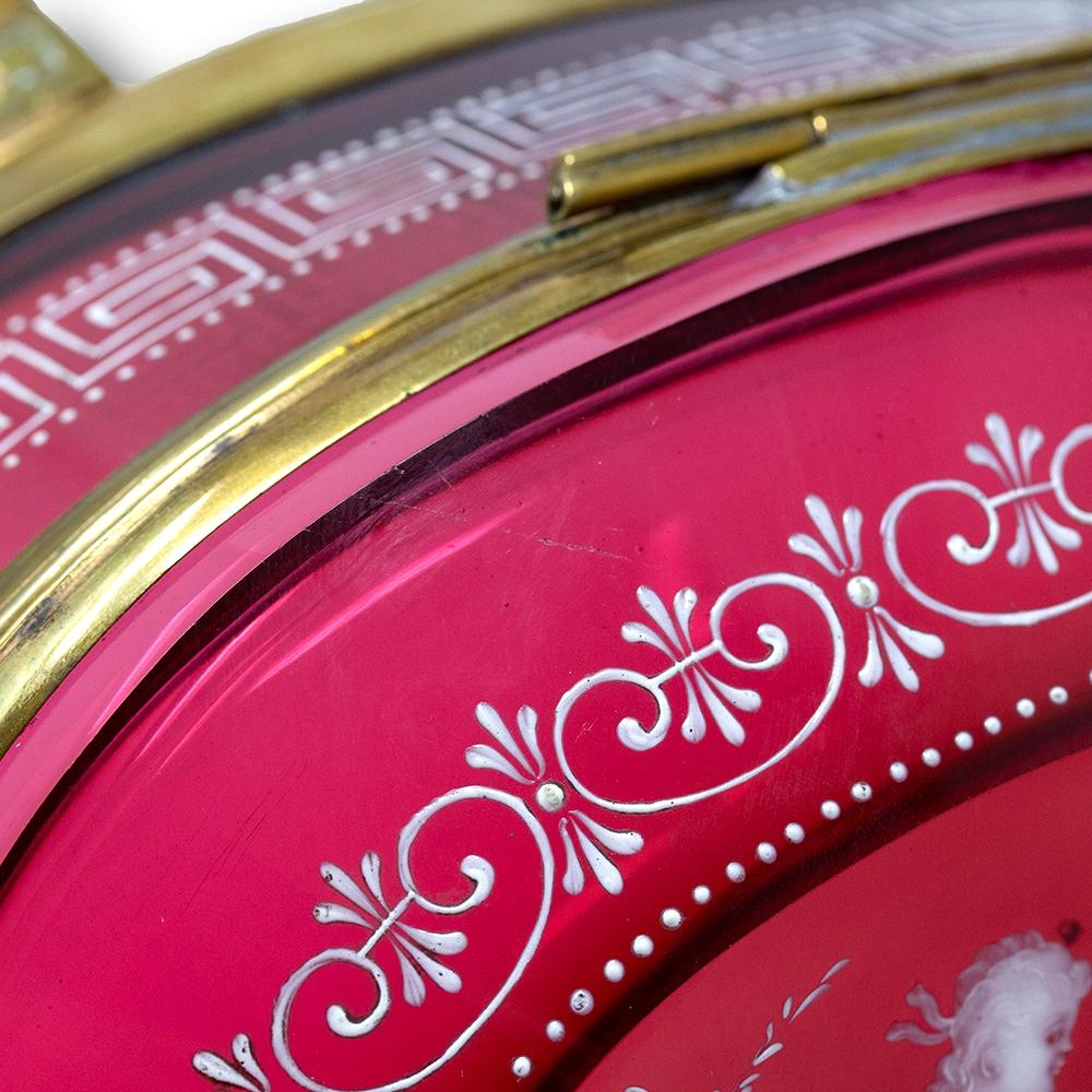 Boîte française ancienne émaillée de verre canneberge avec géno et fille en vente 5