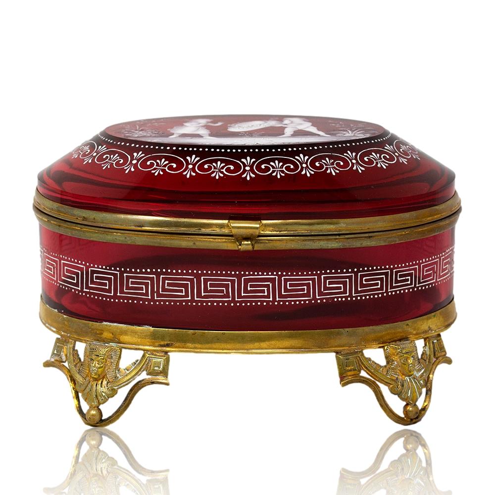 Belle Époque Boîte française ancienne émaillée de verre canneberge avec géno et fille en vente
