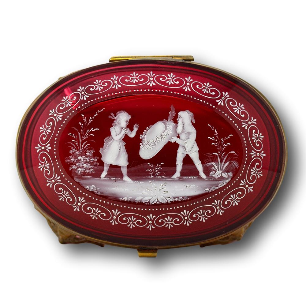 Bronze Boîte française ancienne émaillée de verre canneberge avec géno et fille en vente