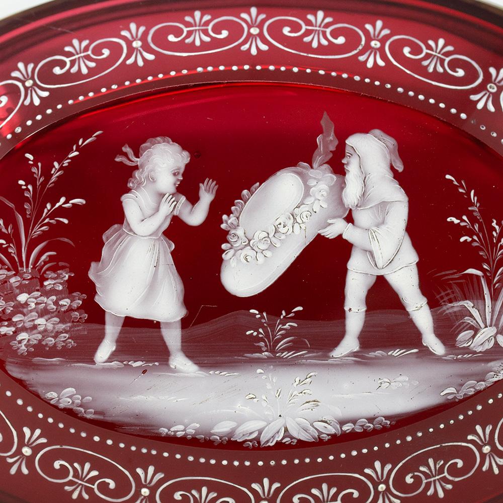 Boîte française ancienne émaillée de verre canneberge avec géno et fille en vente 1