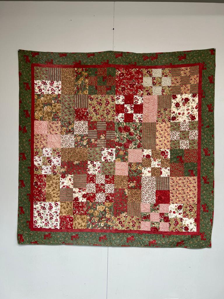 Colcha francesa antigua de algodón Crazy Patchwork - muy buen estado vintage - 157 x 157 cm

Esta excepcional Colcha de Algodón Crazy Patchwork es un collage textil bellamente ejecutado, compuesto por una impresionante variedad de telas dispuestas