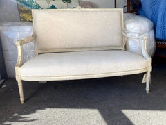 Antikes französisches Sofa mit cremefarbener Bemalung und Off-White Leinenmischung als Polsterung