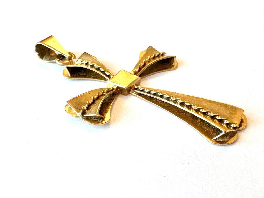 This French cross was made in the 1930s. It has an antique style, the corners are made in Templar style even if the two axes are not of the same length. The front is decorated in relief and the granulation technique has been used. Granulation is a
