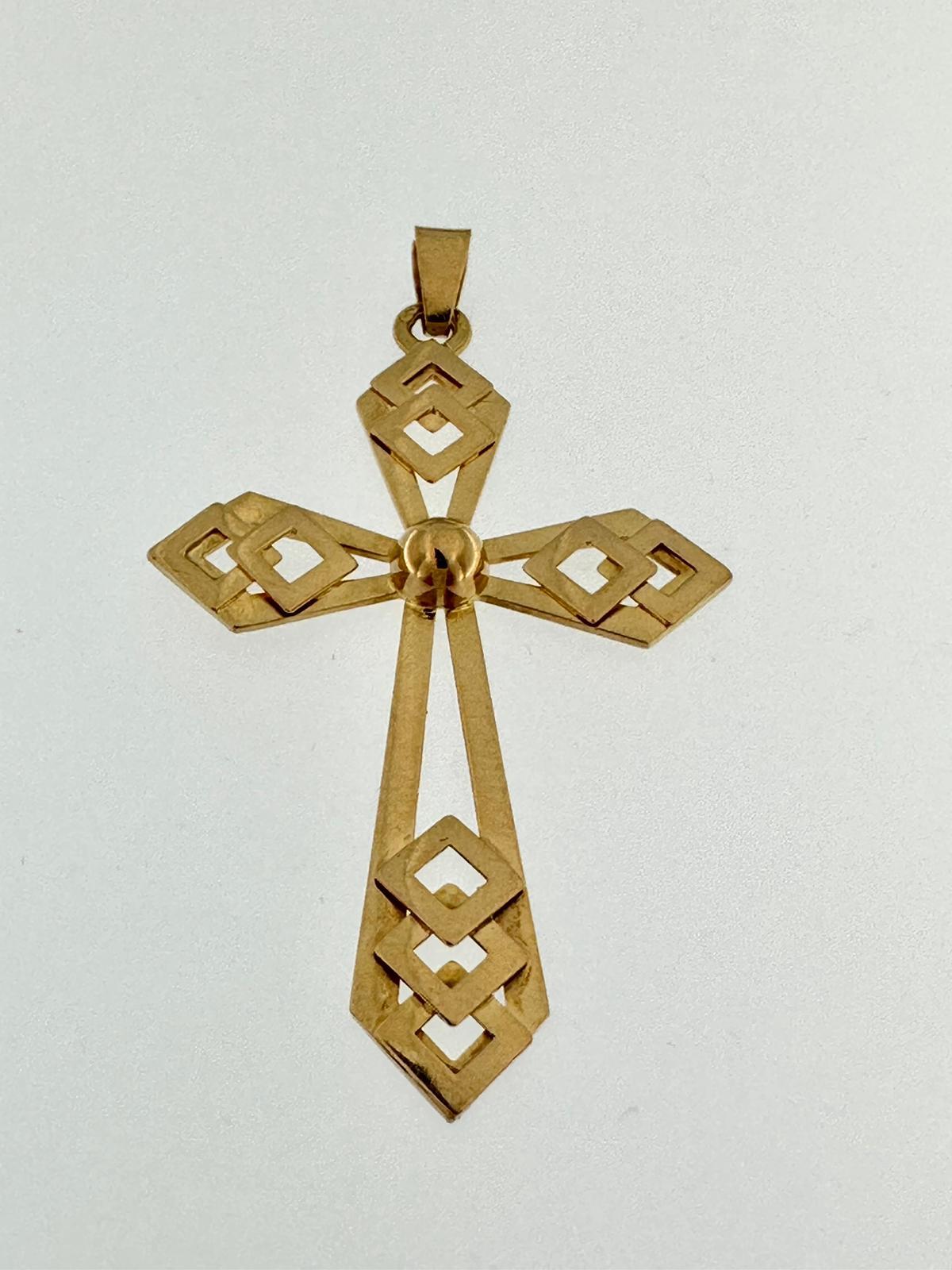 Cette croix française ancienne a été fabriquée au milieu du 20e siècle. Entièrement en or jaune, il porte le poinçon de la tête d'aigle, qui est le poinçon français pour l'or 18kt. La technique utilisée est similaire à celle de la granulation, mais